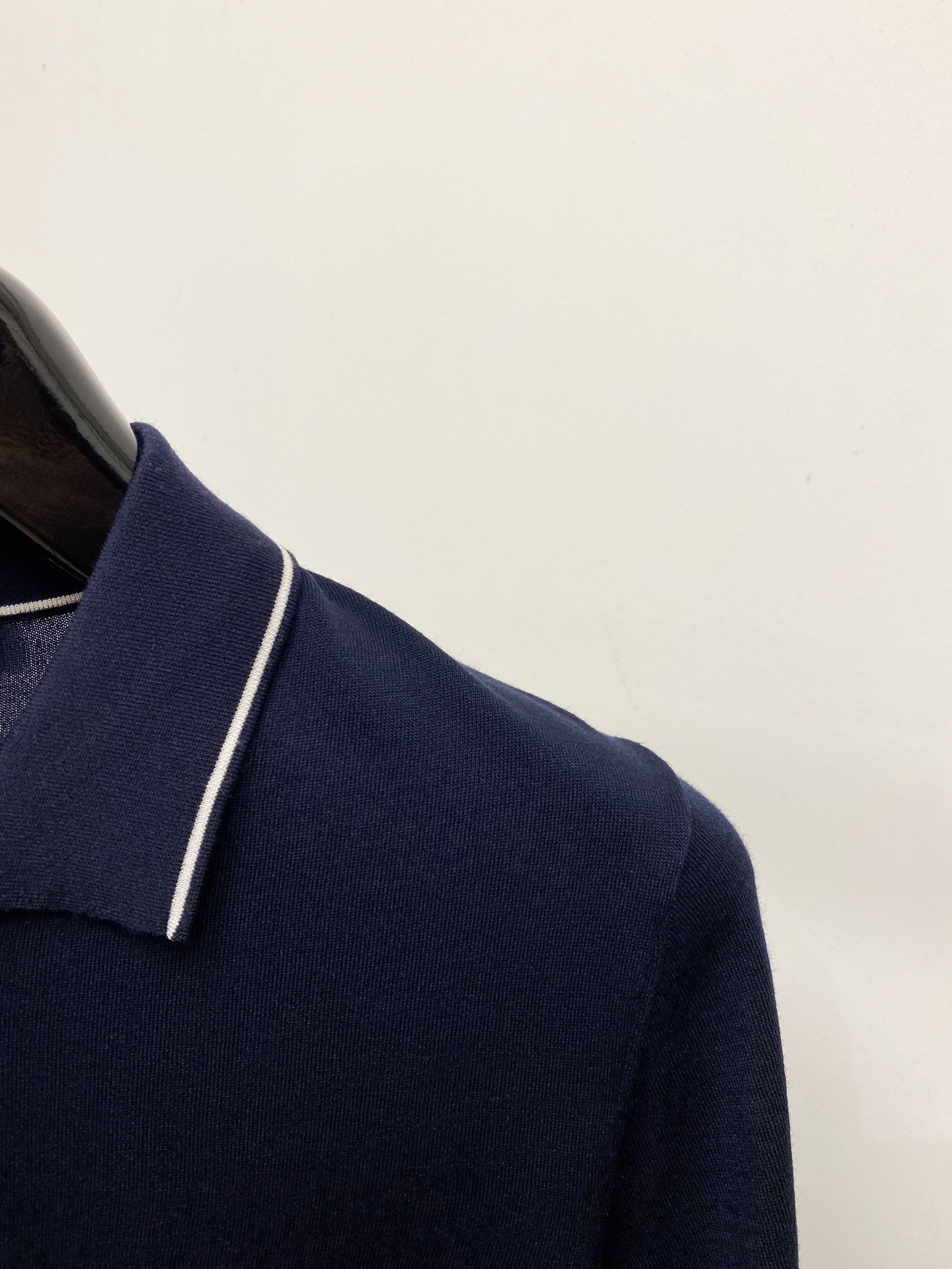 ￼ Loro Piana、2026新品短袖T恤，帅气时尚，胸前精致刺绣字母logo，简约百搭款。面料棉 