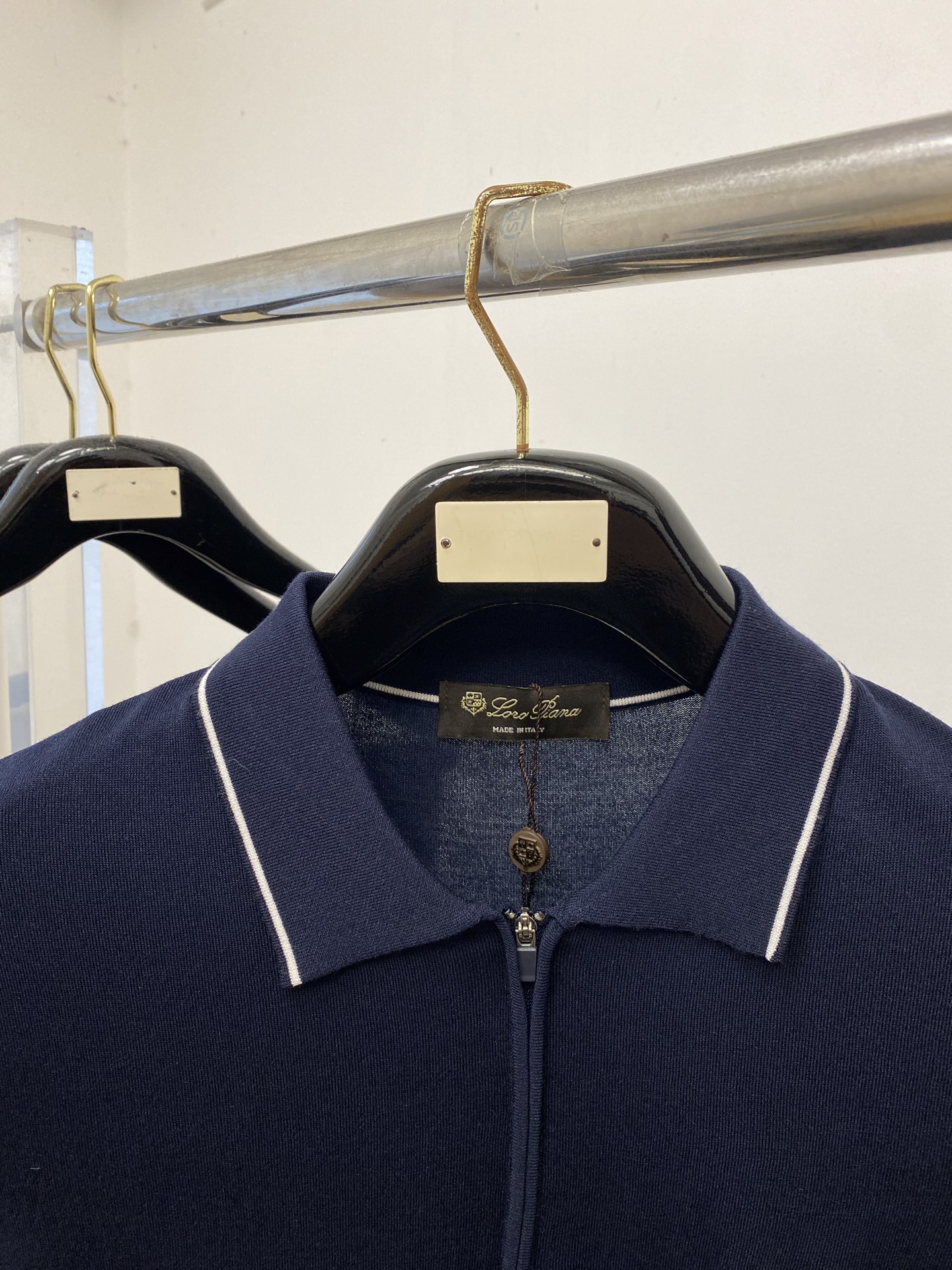 ￼ Loro Piana、2026新品短袖T恤，帅气时尚，胸前精致刺绣字母logo，简约百搭款。面料棉 