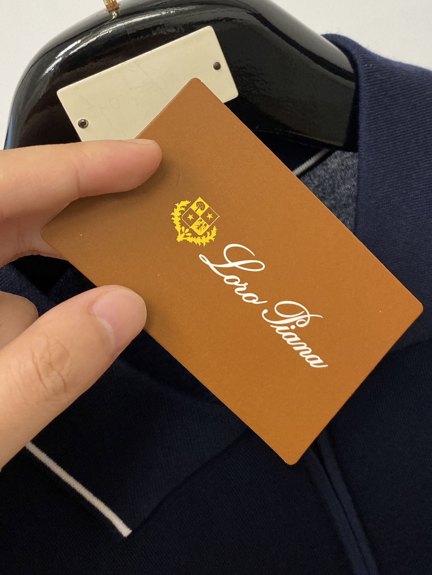 ￼ Loro Piana、2026新品短袖T恤，帅气时尚，胸前精致刺绣字母logo，简约百搭款。面料棉 