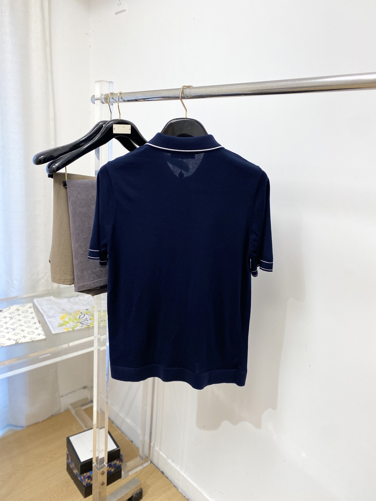 ￼ Loro Piana、2026新品短袖T恤，帅气时尚，胸前精致刺绣字母logo，简约百搭款。面料棉 