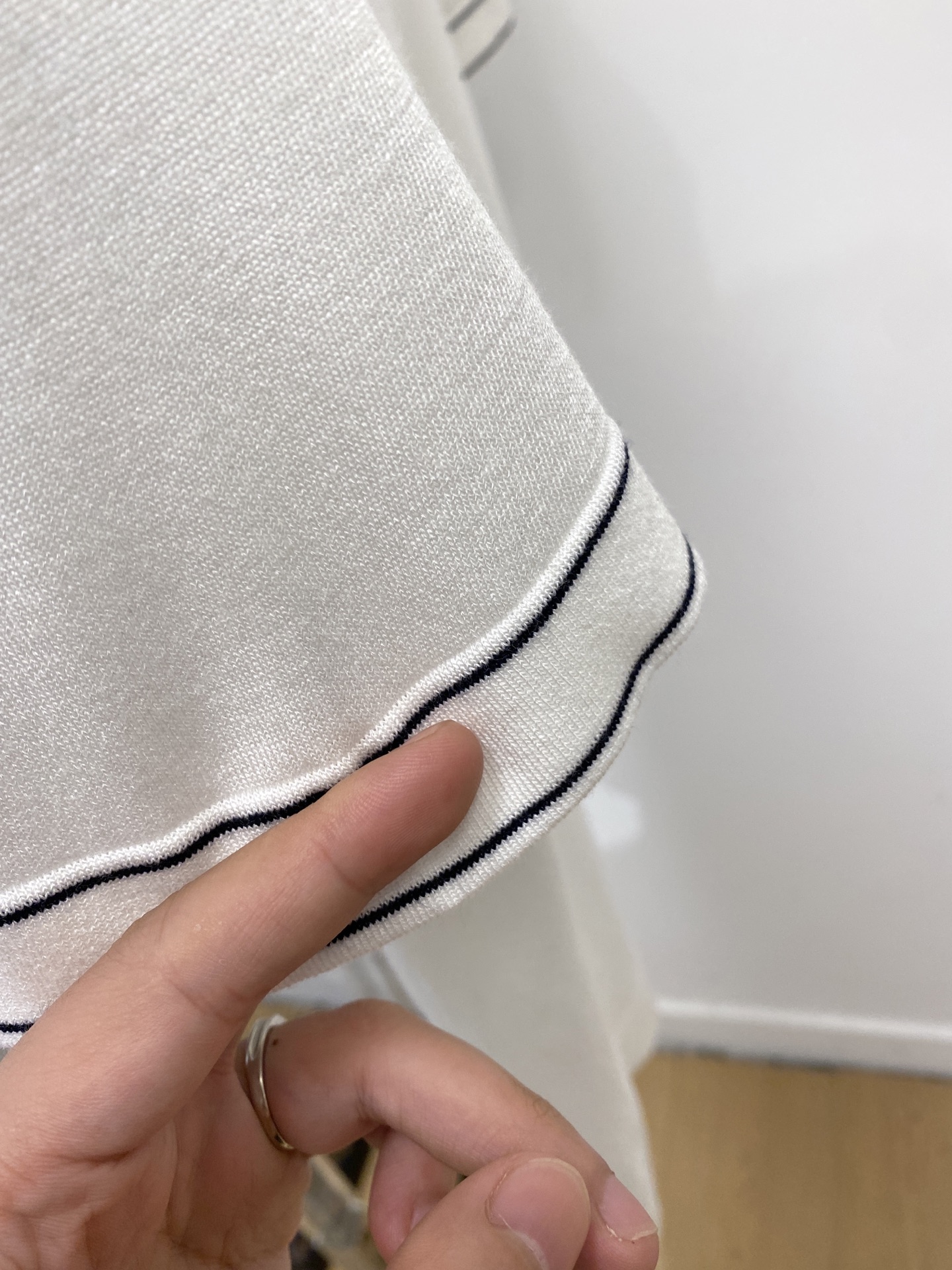 ￼ Loro Piana、2026新品短袖T恤，帅气时尚，胸前精致刺绣字母logo，简约百搭款。面料棉 