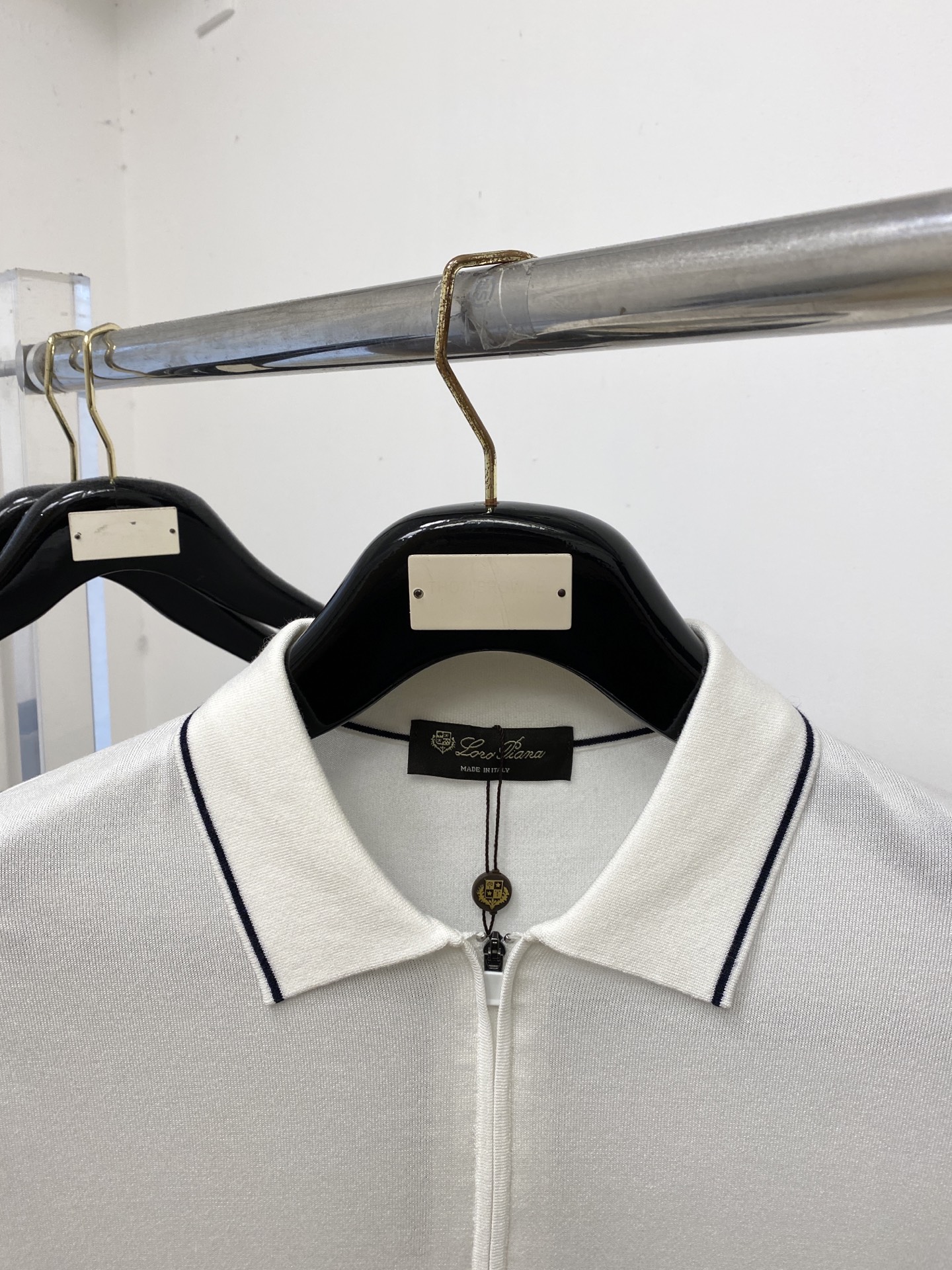 ￼ Loro Piana、2026新品短袖T恤，帅气时尚，胸前精致刺绣字母logo，简约百搭款。面料棉 
