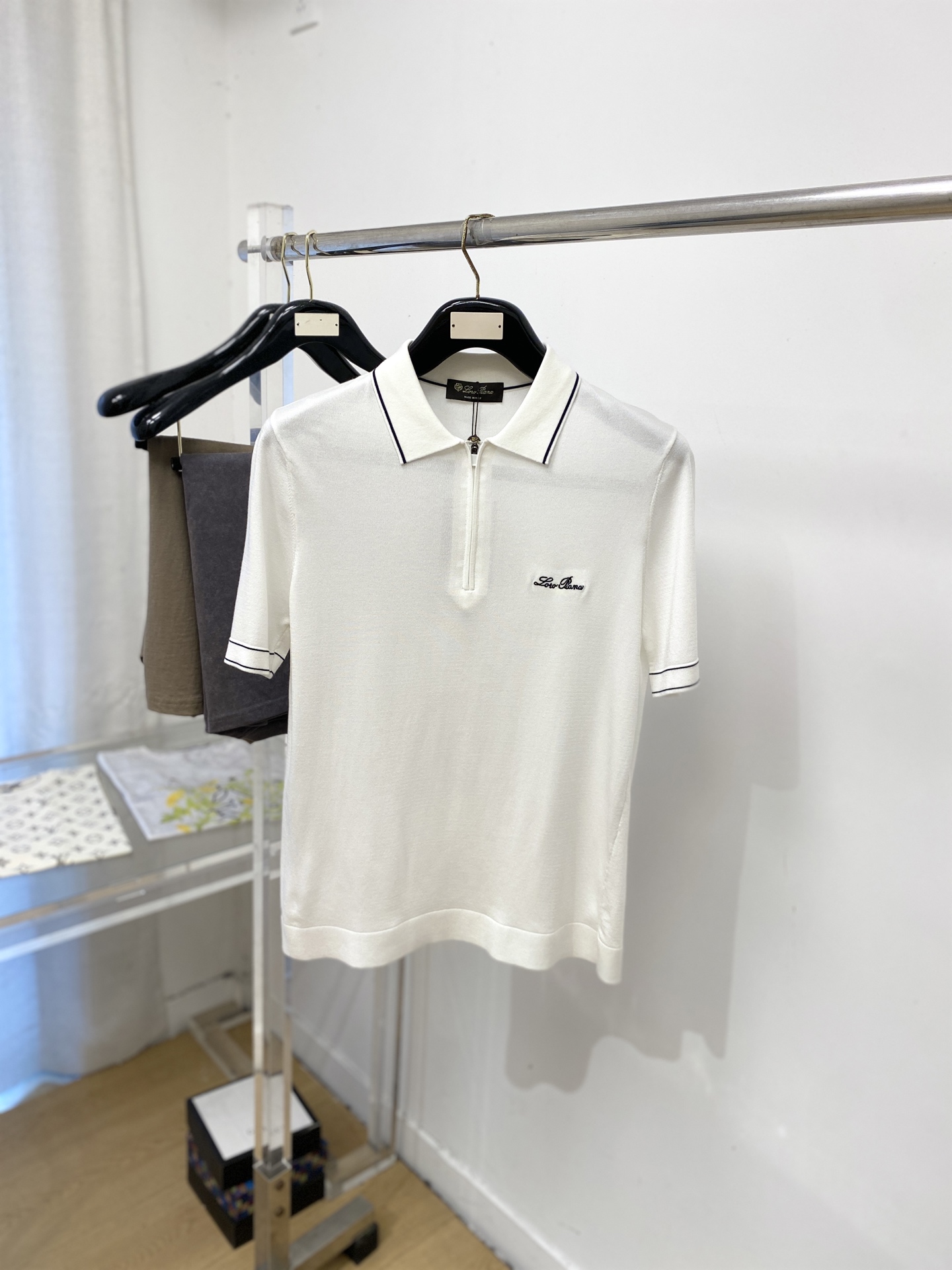 ￼ Loro Piana、2026新品短袖T恤，帅气时尚，胸前精致刺绣字母logo，简约百搭款。面料棉 