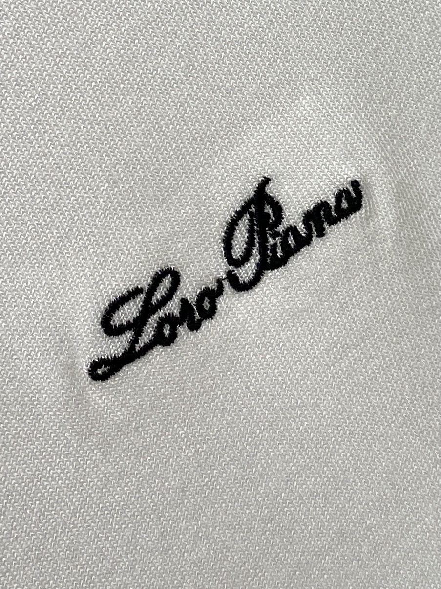 ￼ Loro Piana、2026新品短袖T恤，帅气时尚，胸前精致刺绣字母logo，简约百搭款。面料棉 