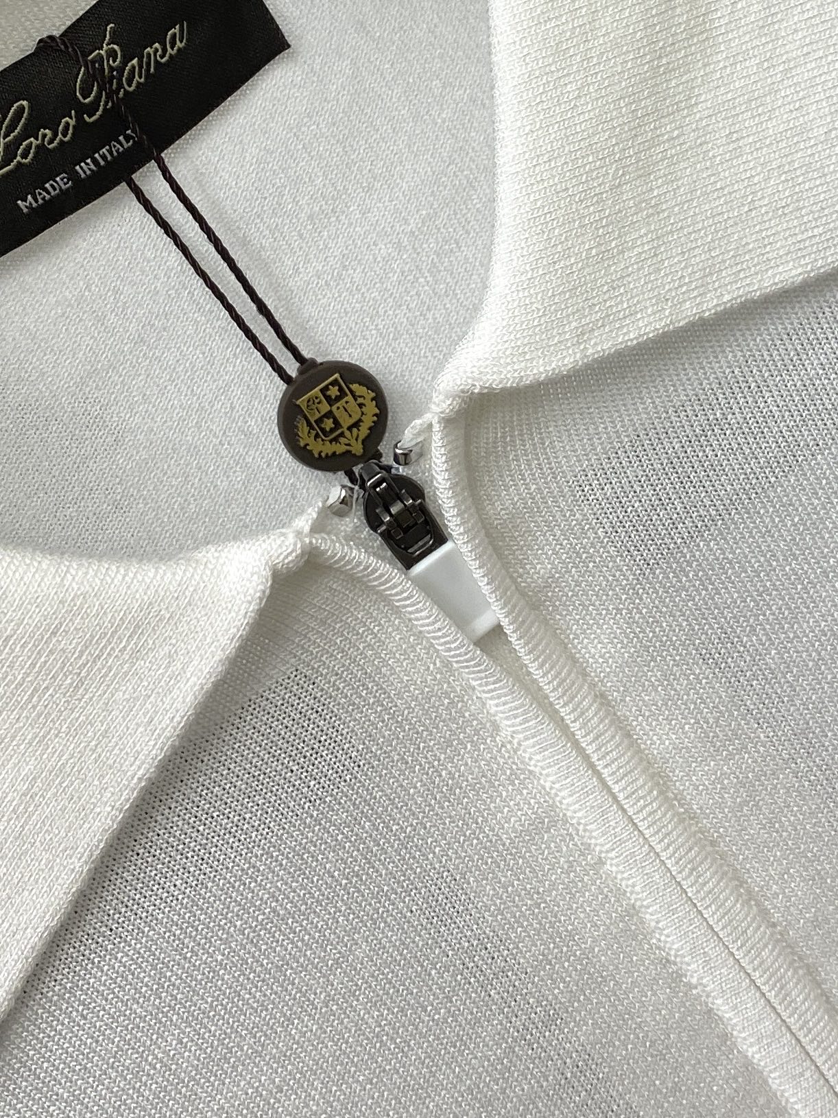 ￼ Loro Piana、2026新品短袖T恤，帅气时尚，胸前精致刺绣字母logo，简约百搭款。面料棉 