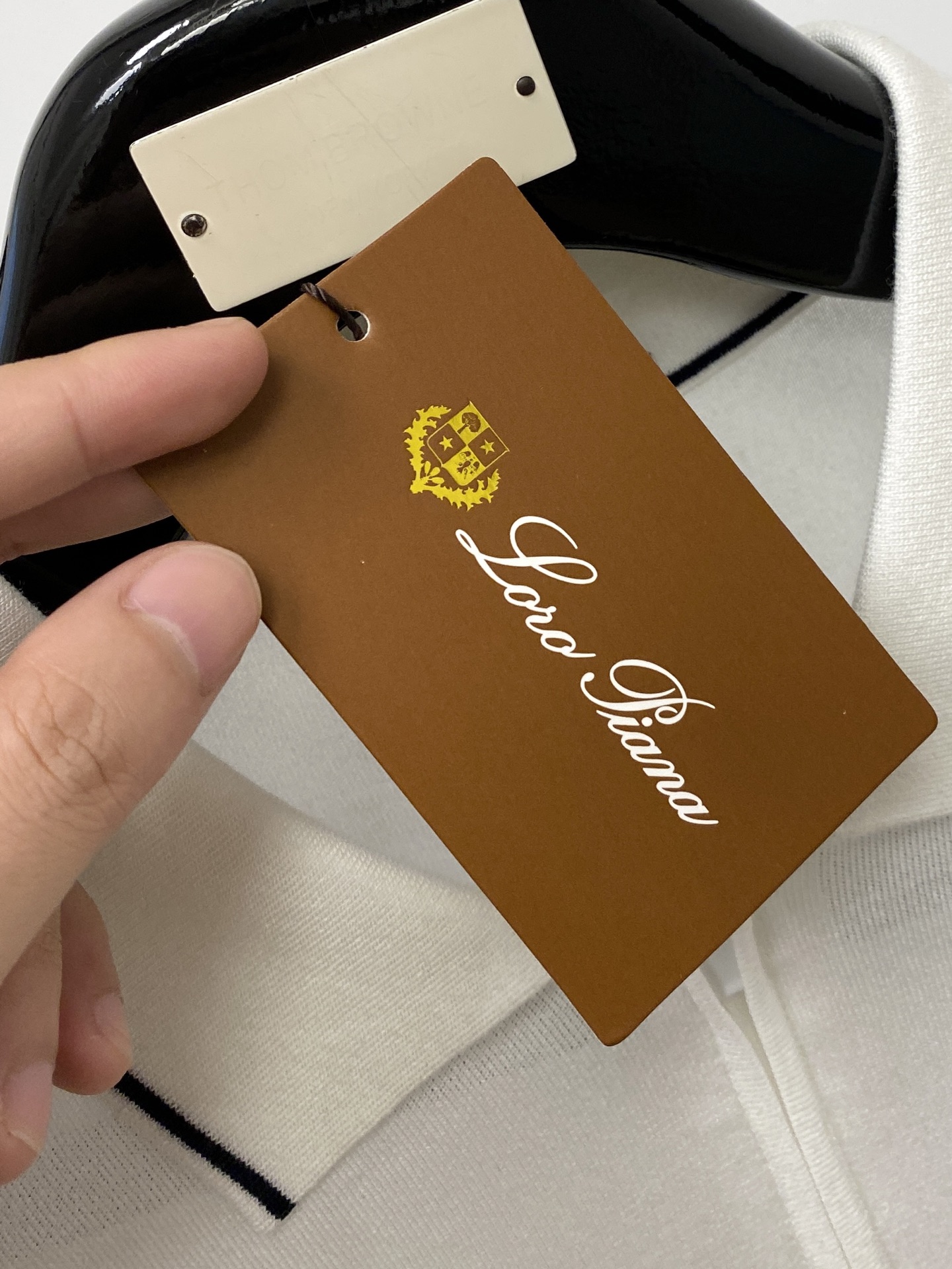￼ Loro Piana、2026新品短袖T恤，帅气时尚，胸前精致刺绣字母logo，简约百搭款。面料棉 