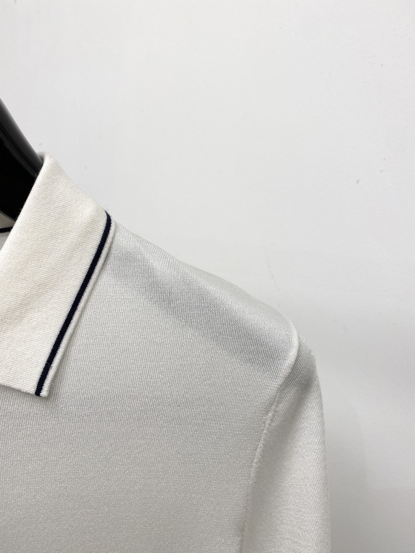 ￼ Loro Piana、2026新品短袖T恤，帅气时尚，胸前精致刺绣字母logo，简约百搭款。面料棉 
