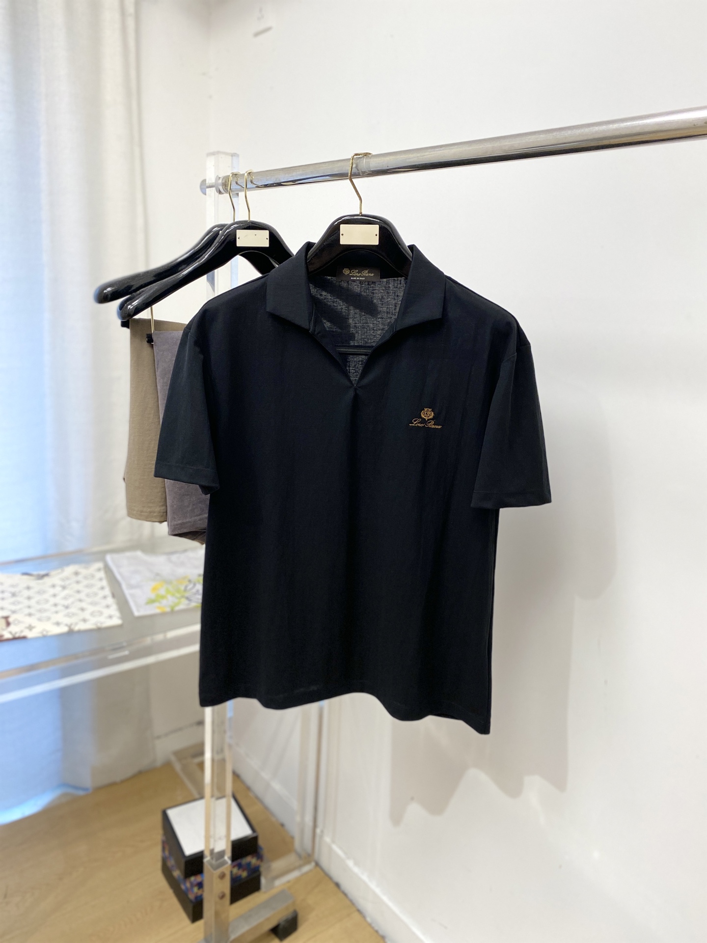 ￼ Loro Piana、2026新品短袖T恤，帅气时尚，胸前精致刺绣图案字母logo，简约百搭款。面料