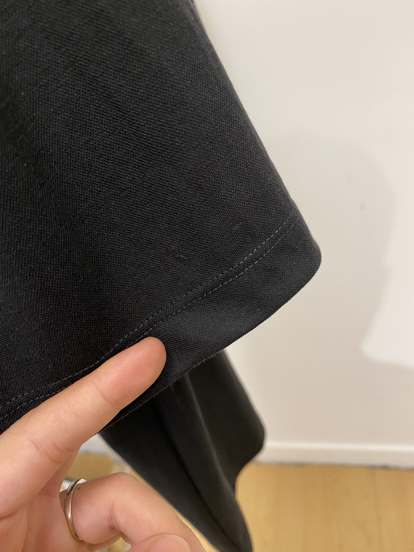 ￼ Loro Piana、2026新品短袖T恤，帅气时尚，胸前精致刺绣图案字母logo，简约百搭款。面料
