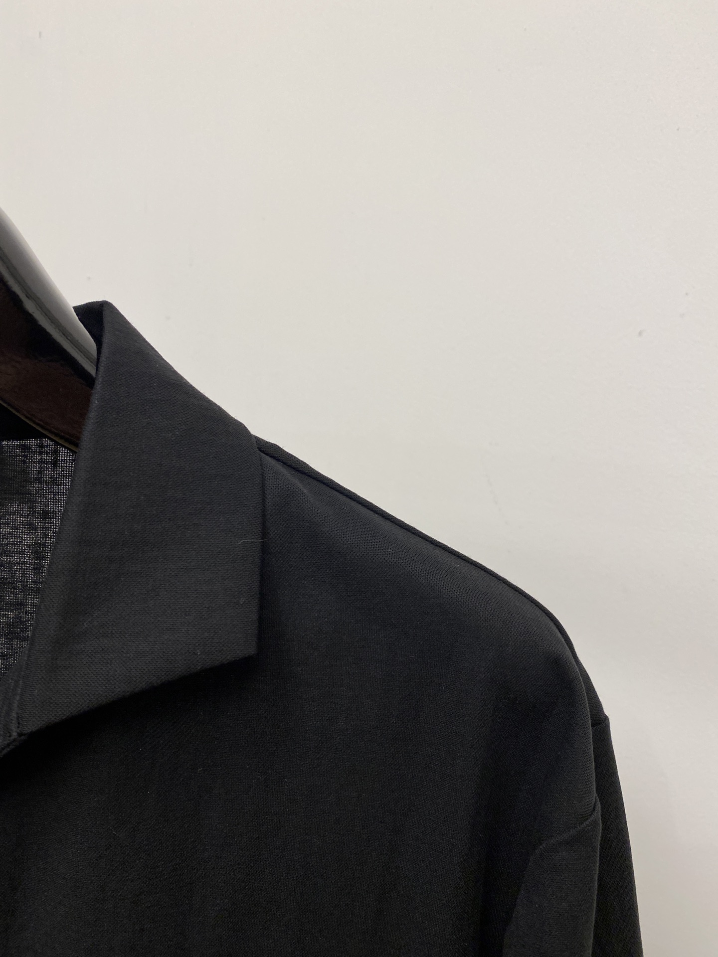￼ Loro Piana、2026新品短袖T恤，帅气时尚，胸前精致刺绣图案字母logo，简约百搭款。面料