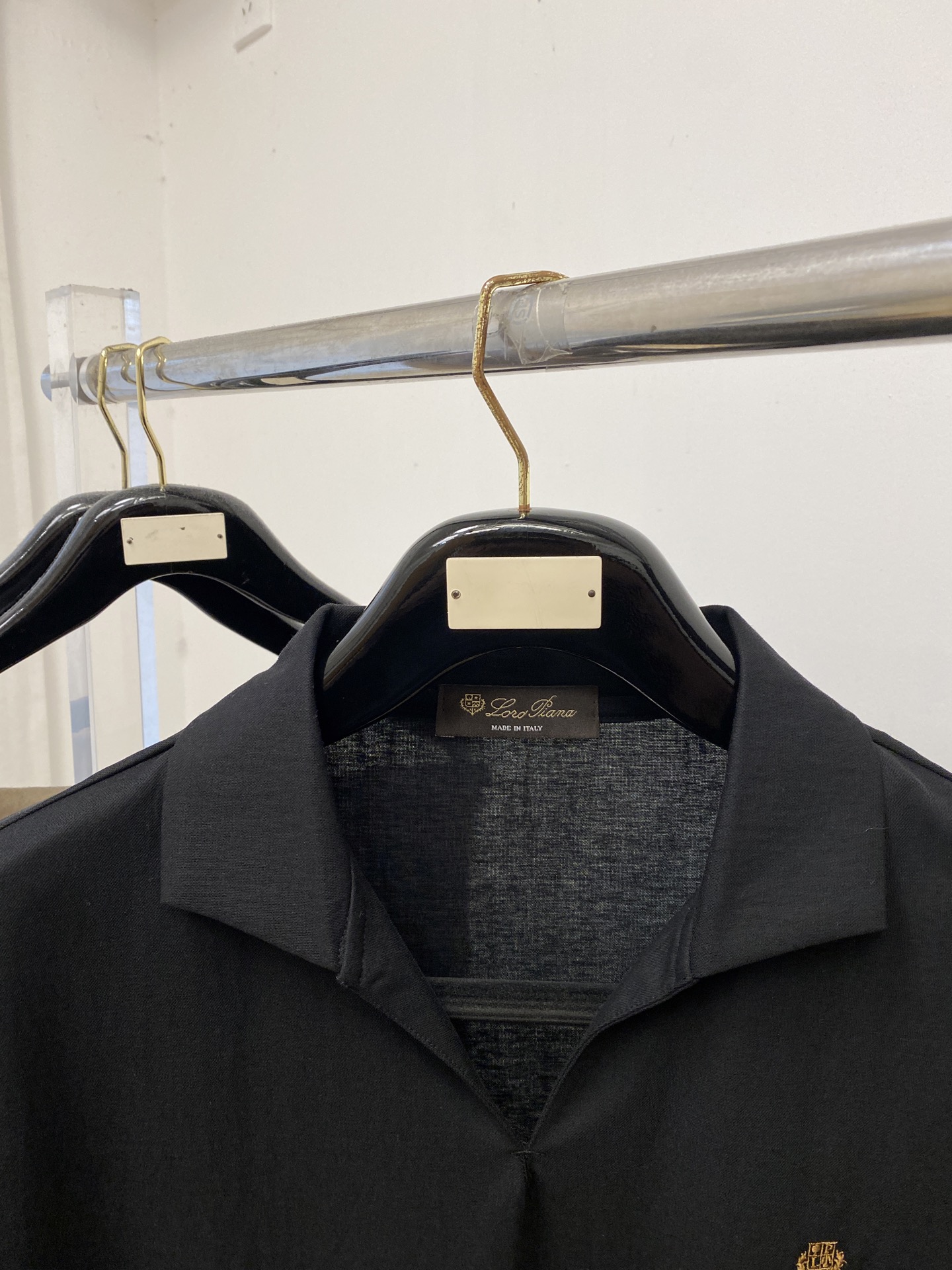 ￼ Loro Piana、2026新品短袖T恤，帅气时尚，胸前精致刺绣图案字母logo，简约百搭款。面料