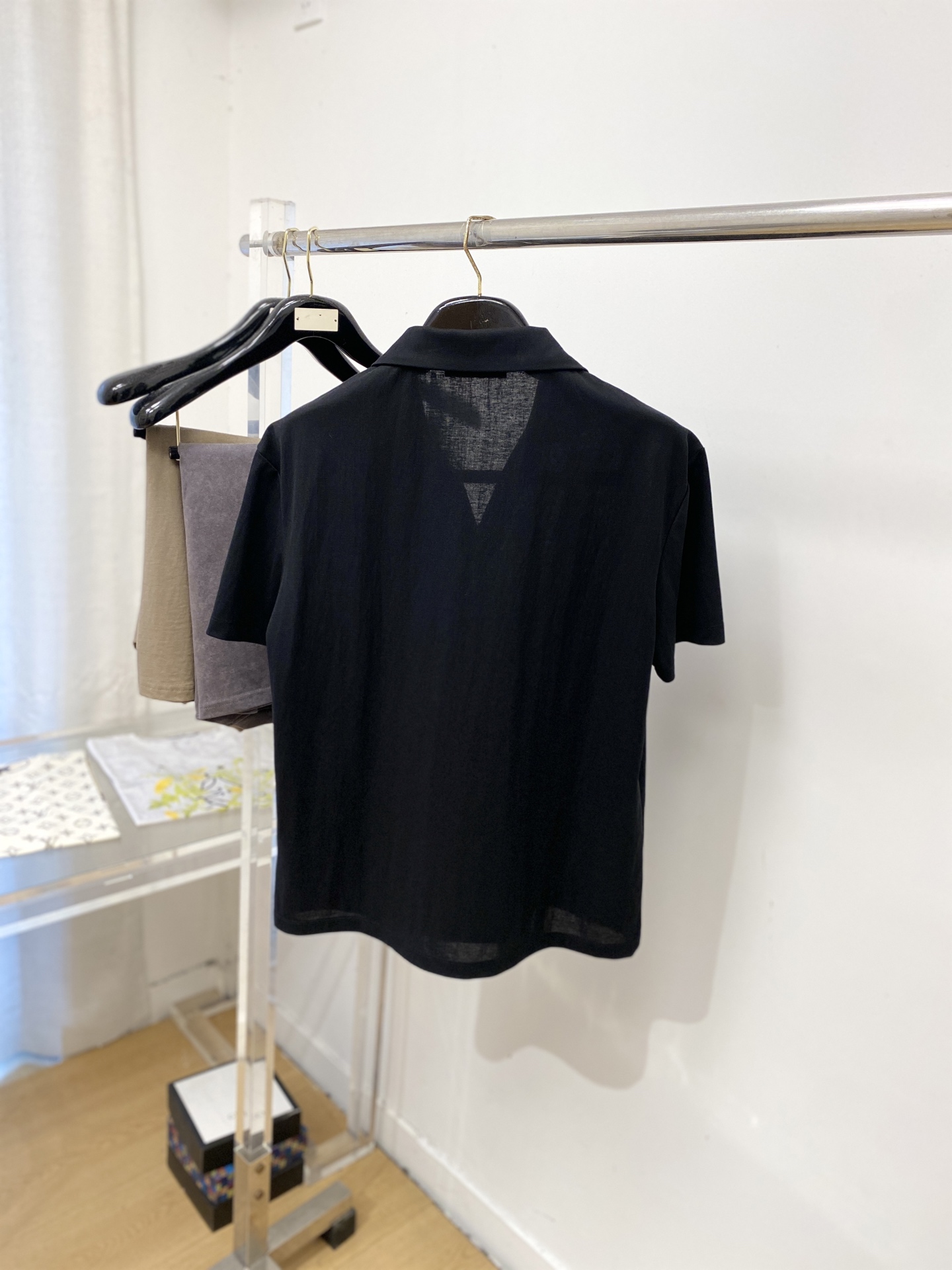 ￼ Loro Piana、2026新品短袖T恤，帅气时尚，胸前精致刺绣图案字母logo，简约百搭款。面料