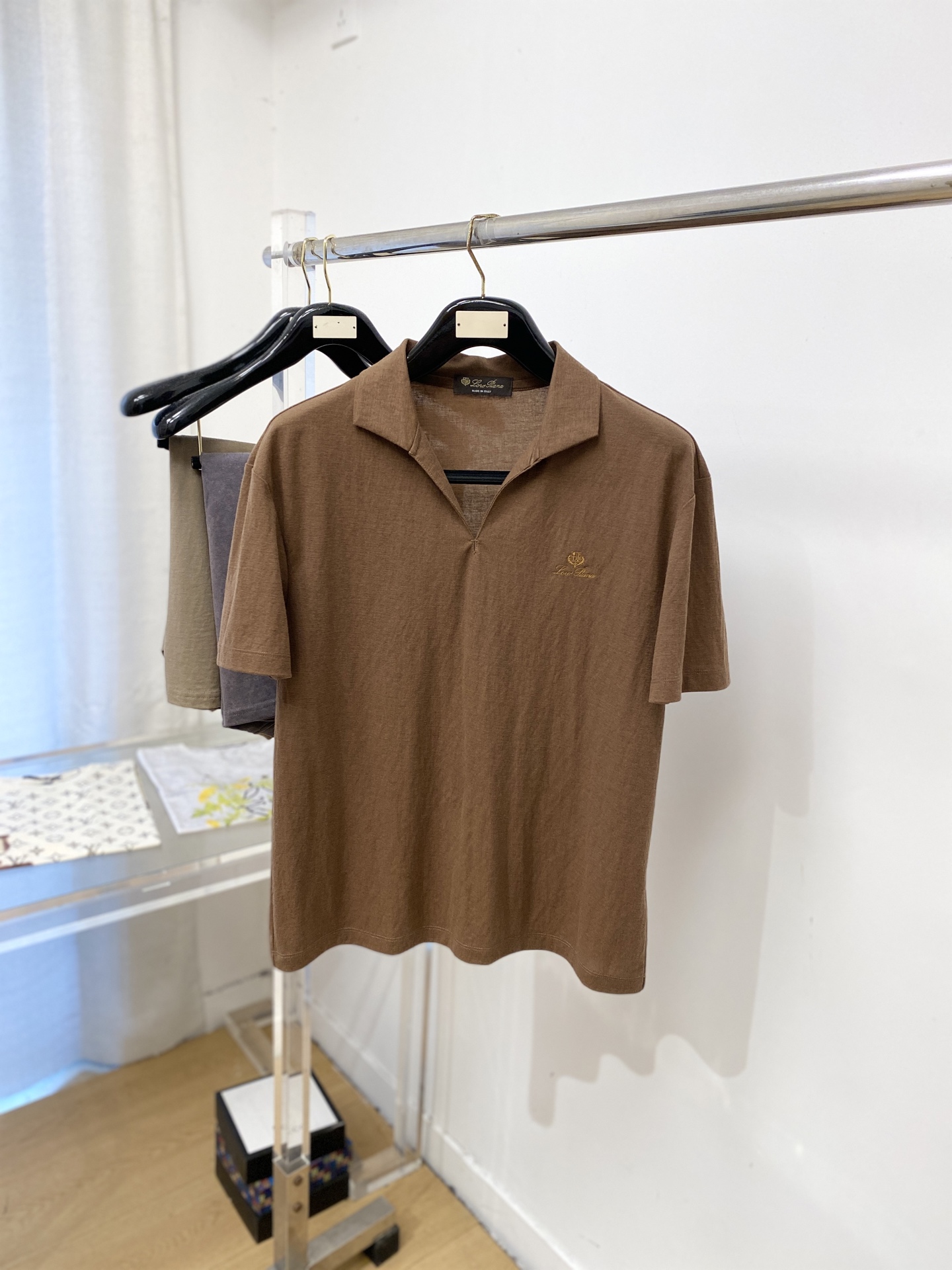 Loro Piana、2026新品短袖T恤，帅气时尚，胸前精致刺绣图案字母logo，简约百搭款。面料棉 