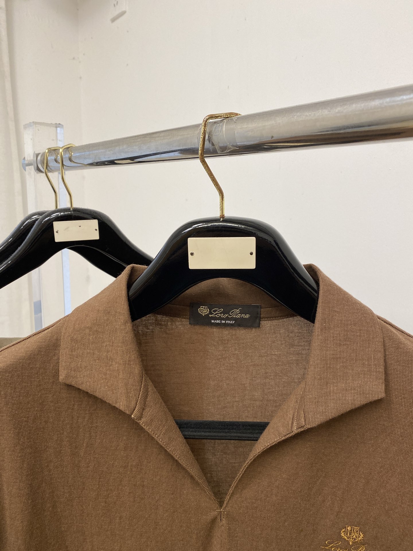 Loro Piana、2026新品短袖T恤，帅气时尚，胸前精致刺绣图案字母logo，简约百搭款。面料棉 