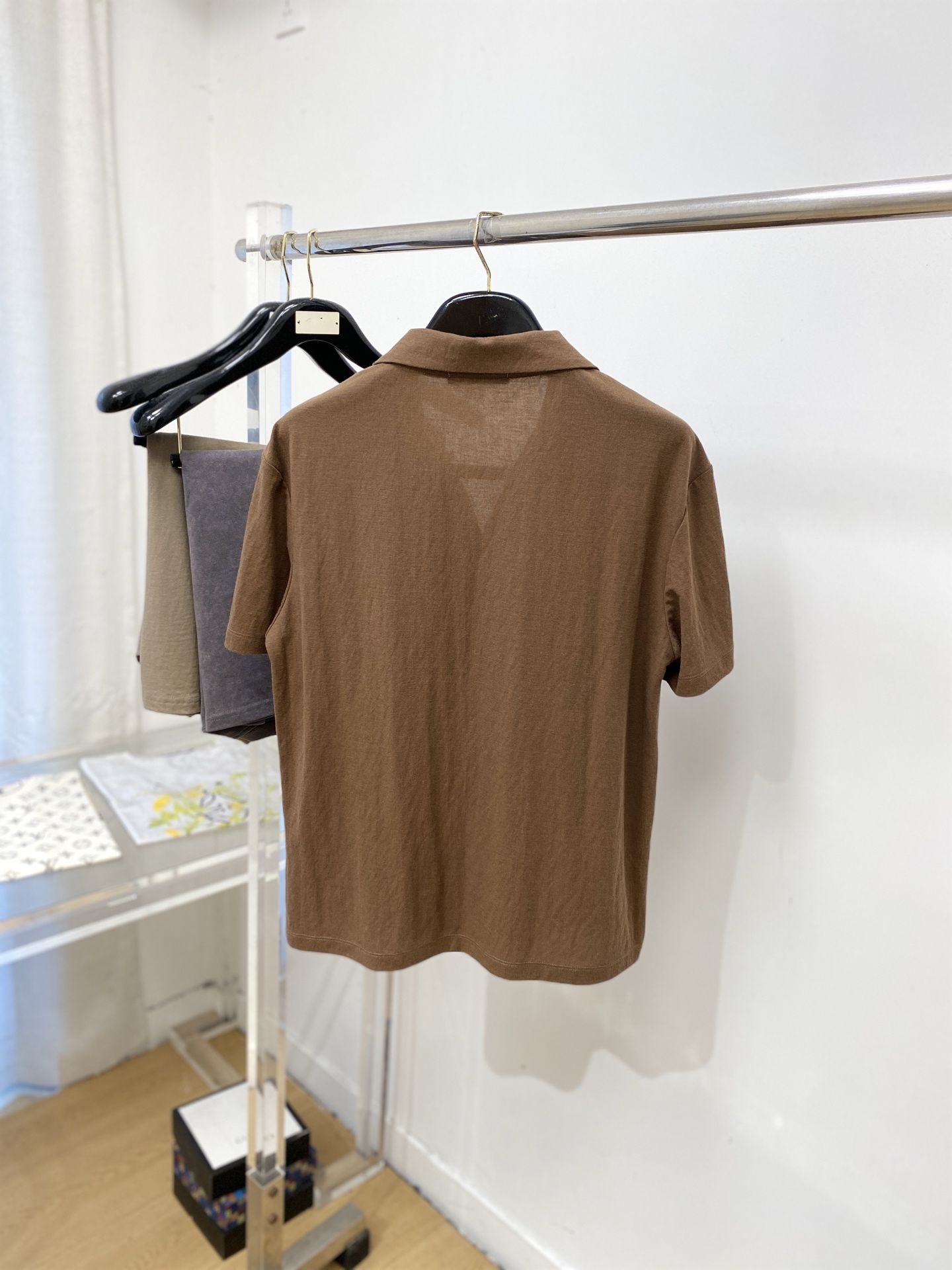 Loro Piana、2026新品短袖T恤，帅气时尚，胸前精致刺绣图案字母logo，简约百搭款。面料棉 