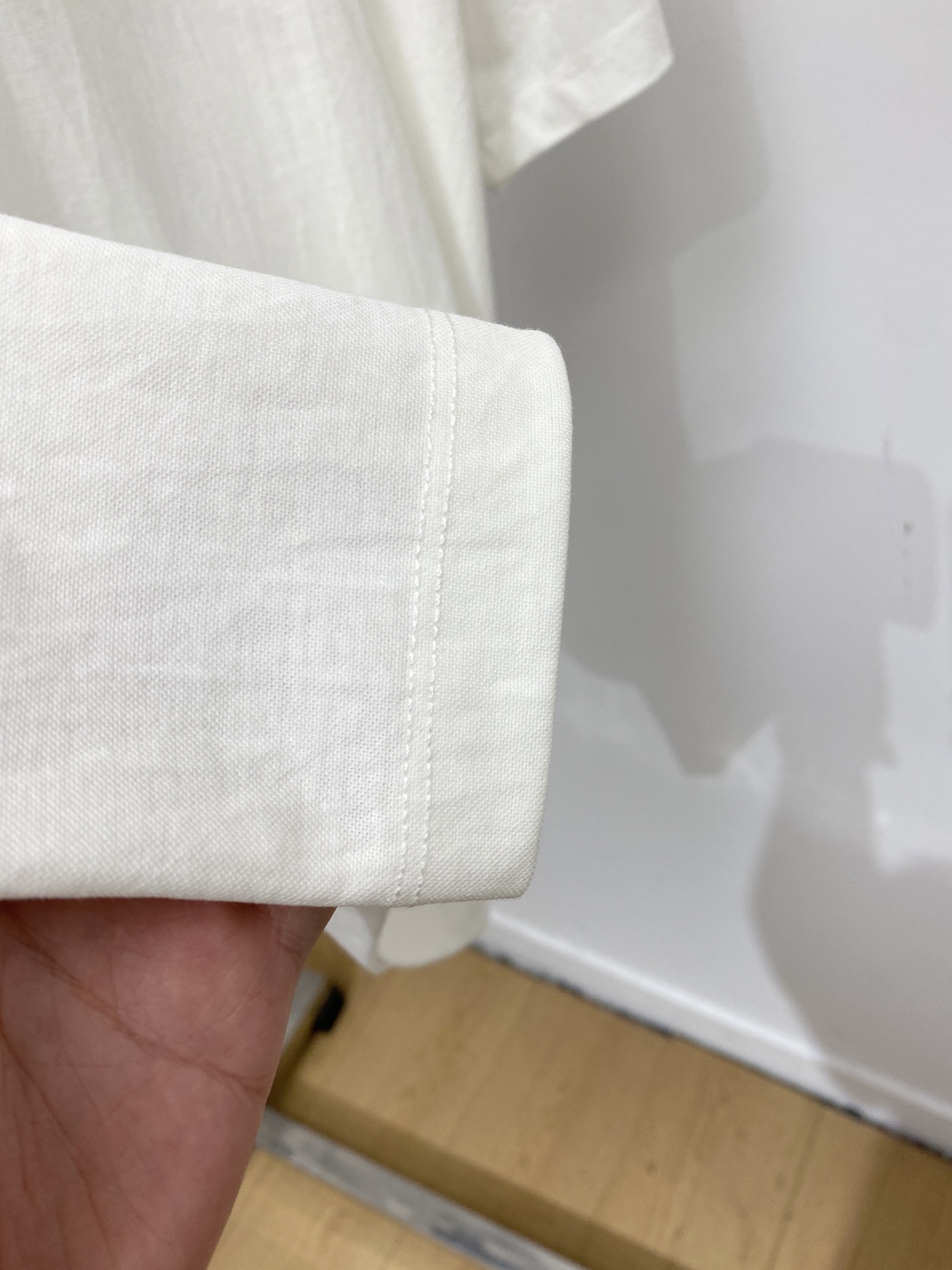 Loro Piana、2026新品短袖T恤，帅气时尚，胸前精致刺绣图案字母logo，简约百搭款。面料棉 