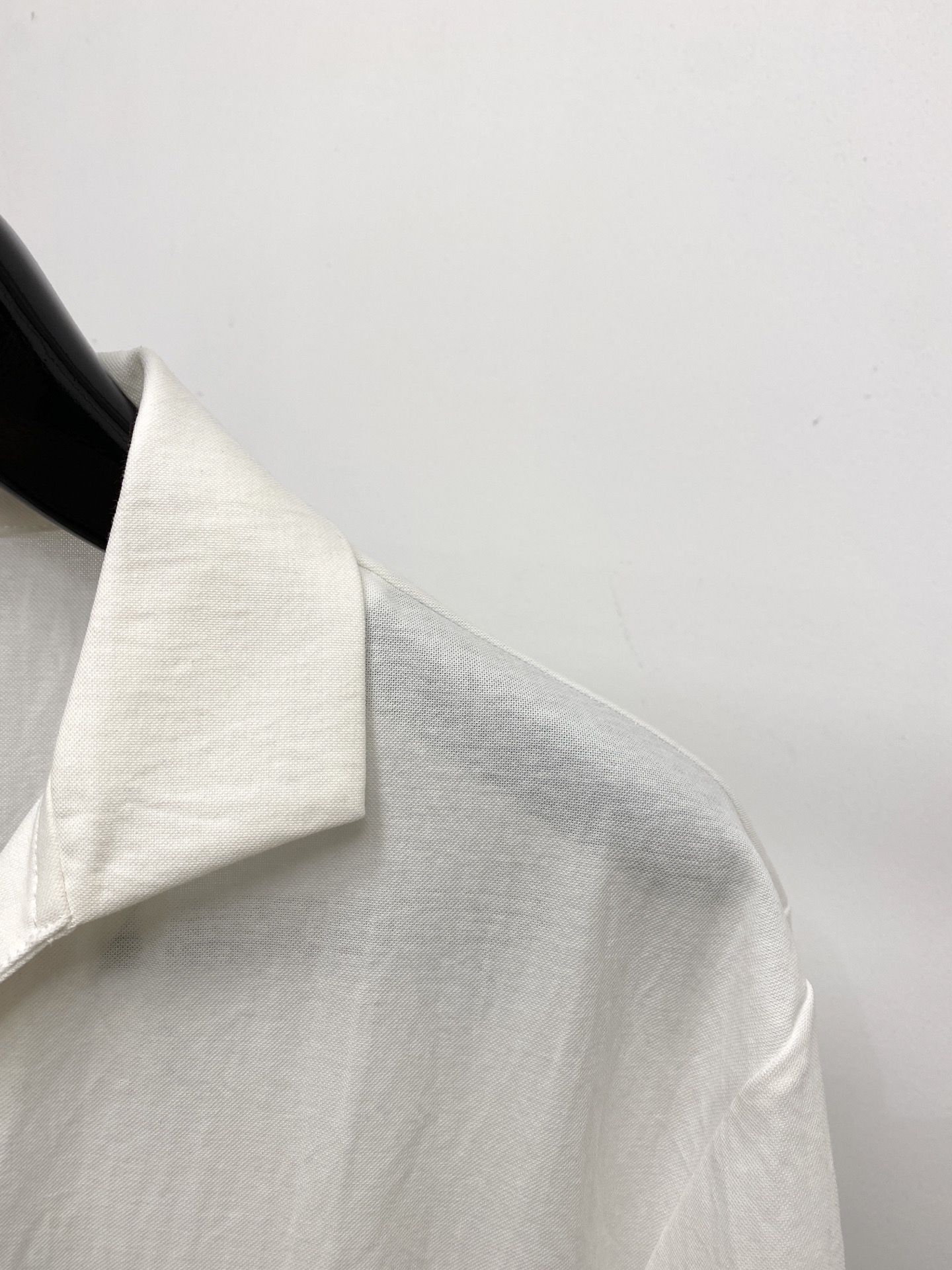Loro Piana、2026新品短袖T恤，帅气时尚，胸前精致刺绣图案字母logo，简约百搭款。面料棉 