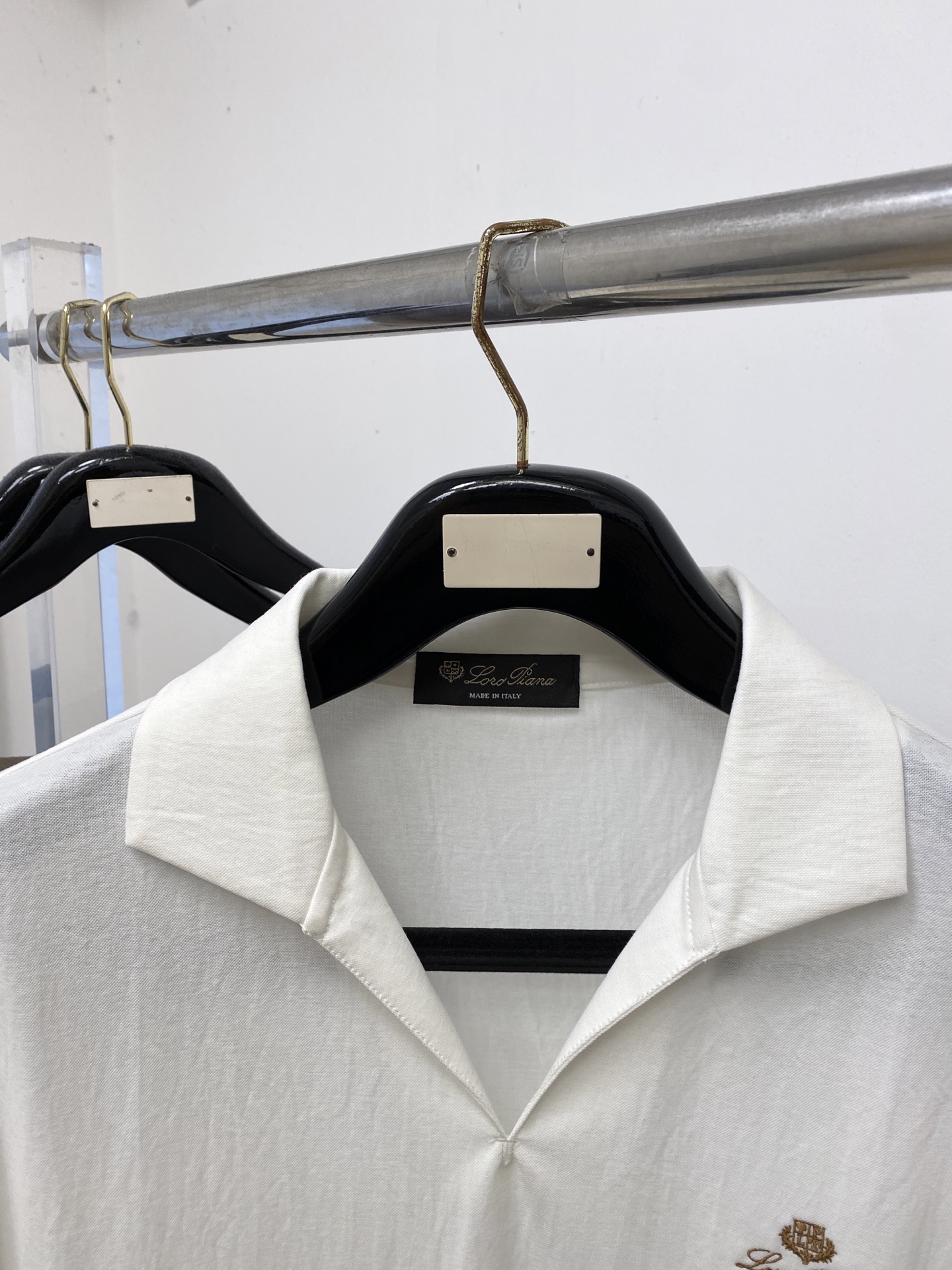 Loro Piana、2026新品短袖T恤，帅气时尚，胸前精致刺绣图案字母logo，简约百搭款。面料棉 