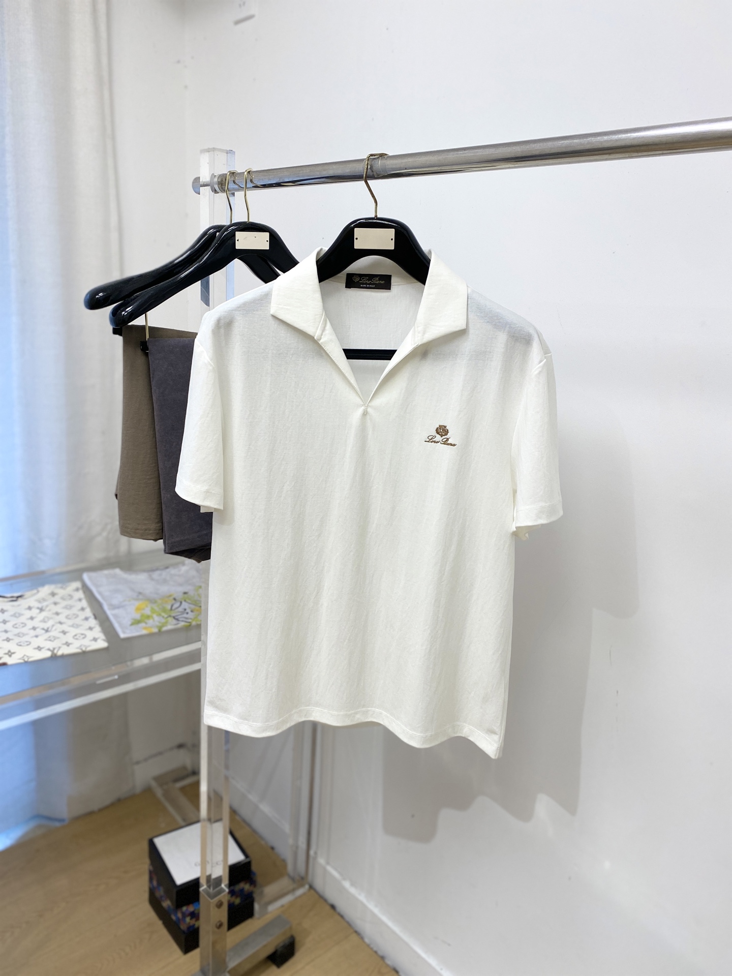 Loro Piana、2026新品短袖T恤，帅气时尚，胸前精致刺绣图案字母logo，简约百搭款。面料棉 
