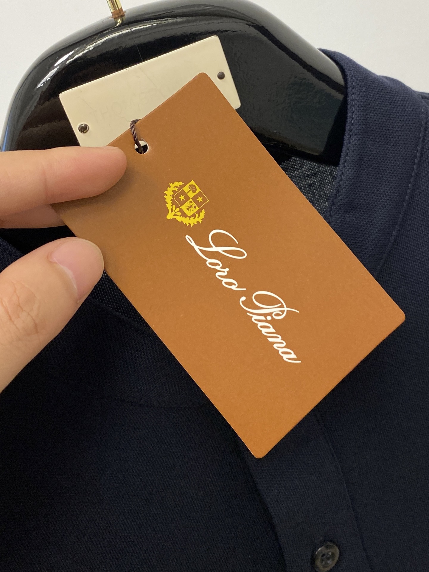 ￼ Loro Piana、2026新品短袖T恤，帅气时尚，胸前精致刺绣字母logo，简约百搭款。面料棉 