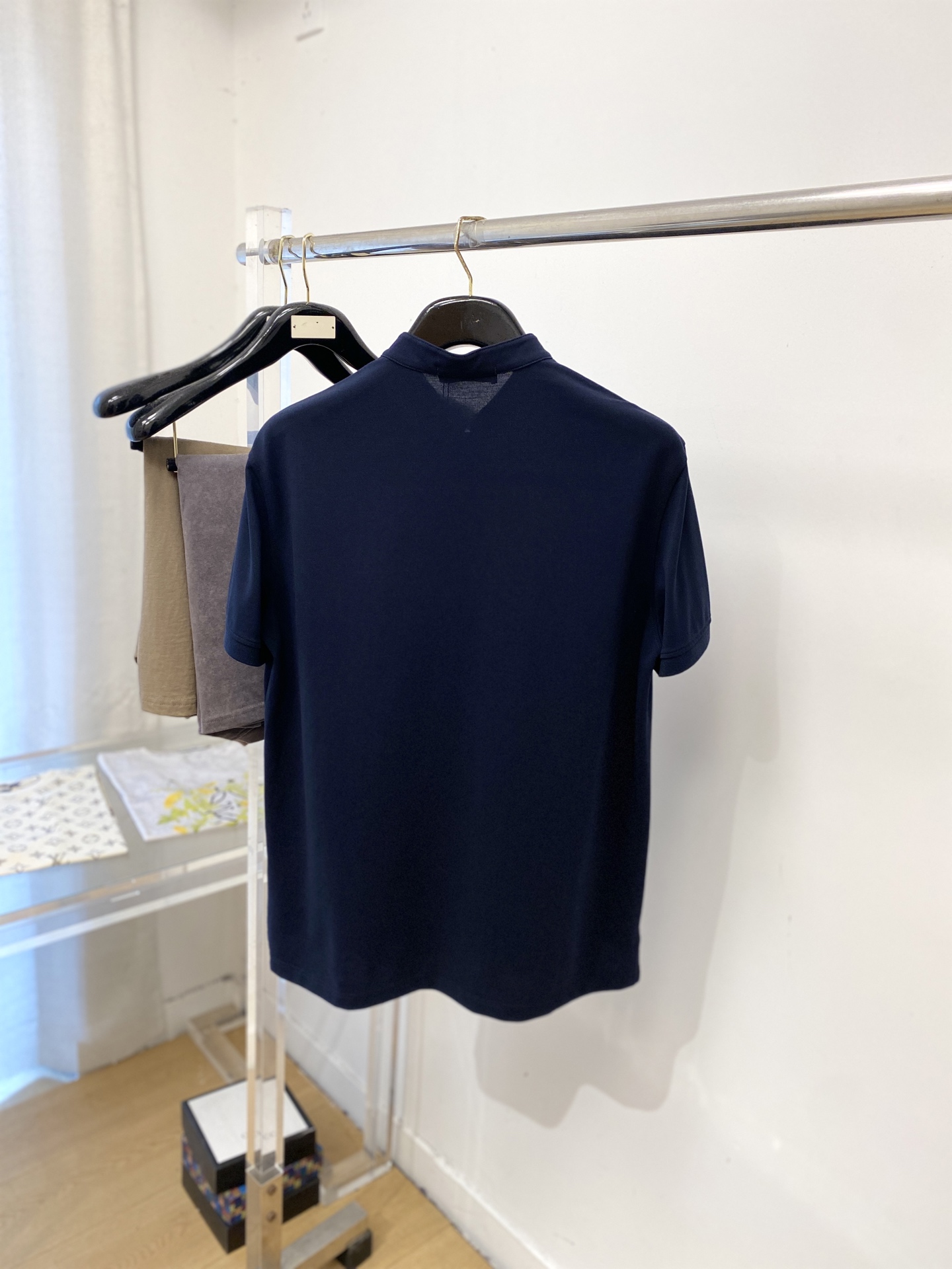 ￼ Loro Piana、2026新品短袖T恤，帅气时尚，胸前精致刺绣字母logo，简约百搭款。面料棉 