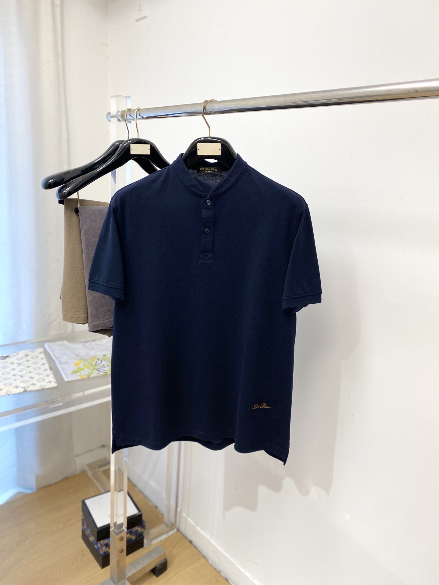 ￼ Loro Piana、2026新品短袖T恤，帅气时尚，胸前精致刺绣字母logo，简约百搭款。面料棉 