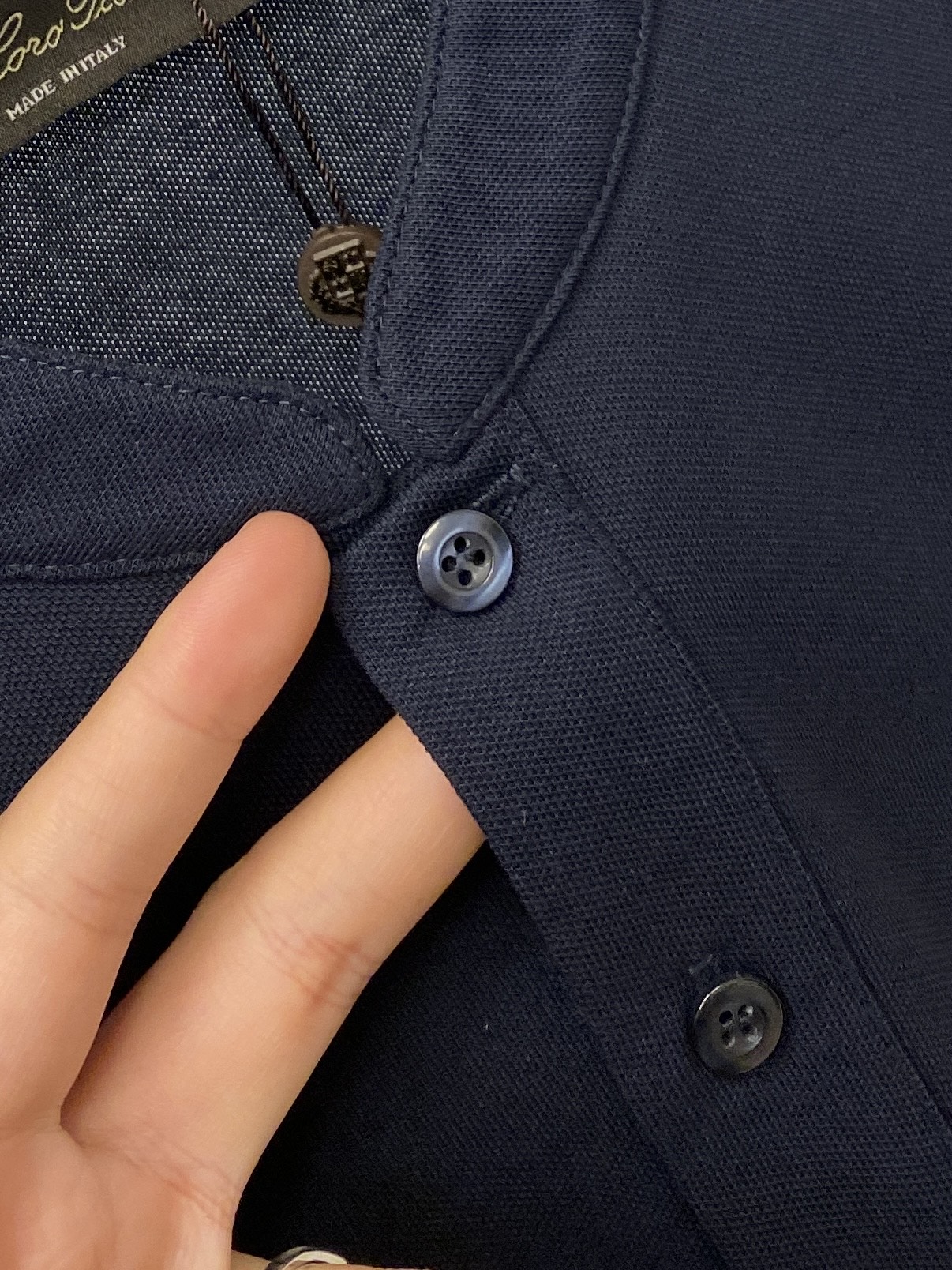 ￼ Loro Piana、2026新品短袖T恤，帅气时尚，胸前精致刺绣字母logo，简约百搭款。面料棉 