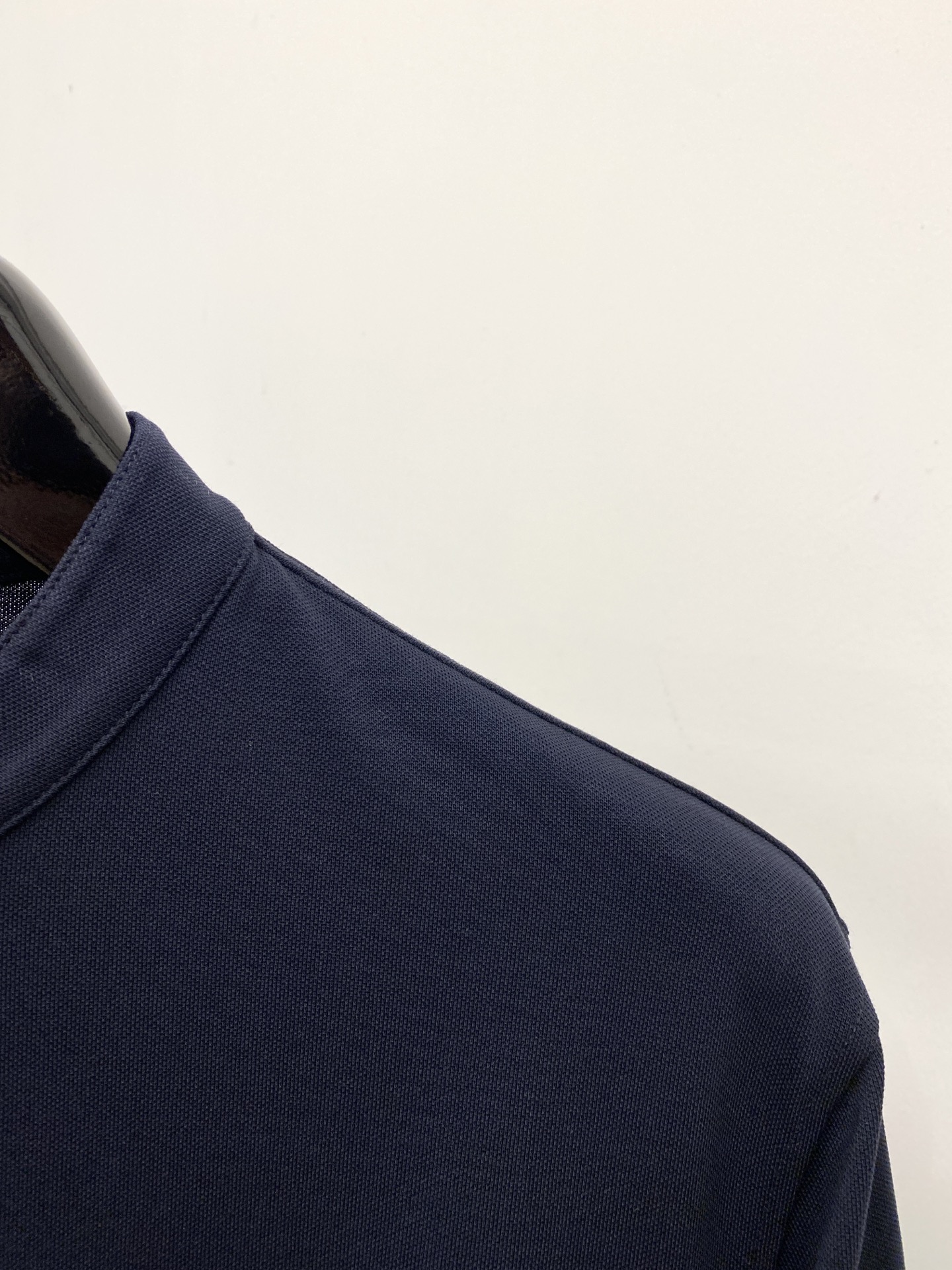 ￼ Loro Piana、2026新品短袖T恤，帅气时尚，胸前精致刺绣字母logo，简约百搭款。面料棉 