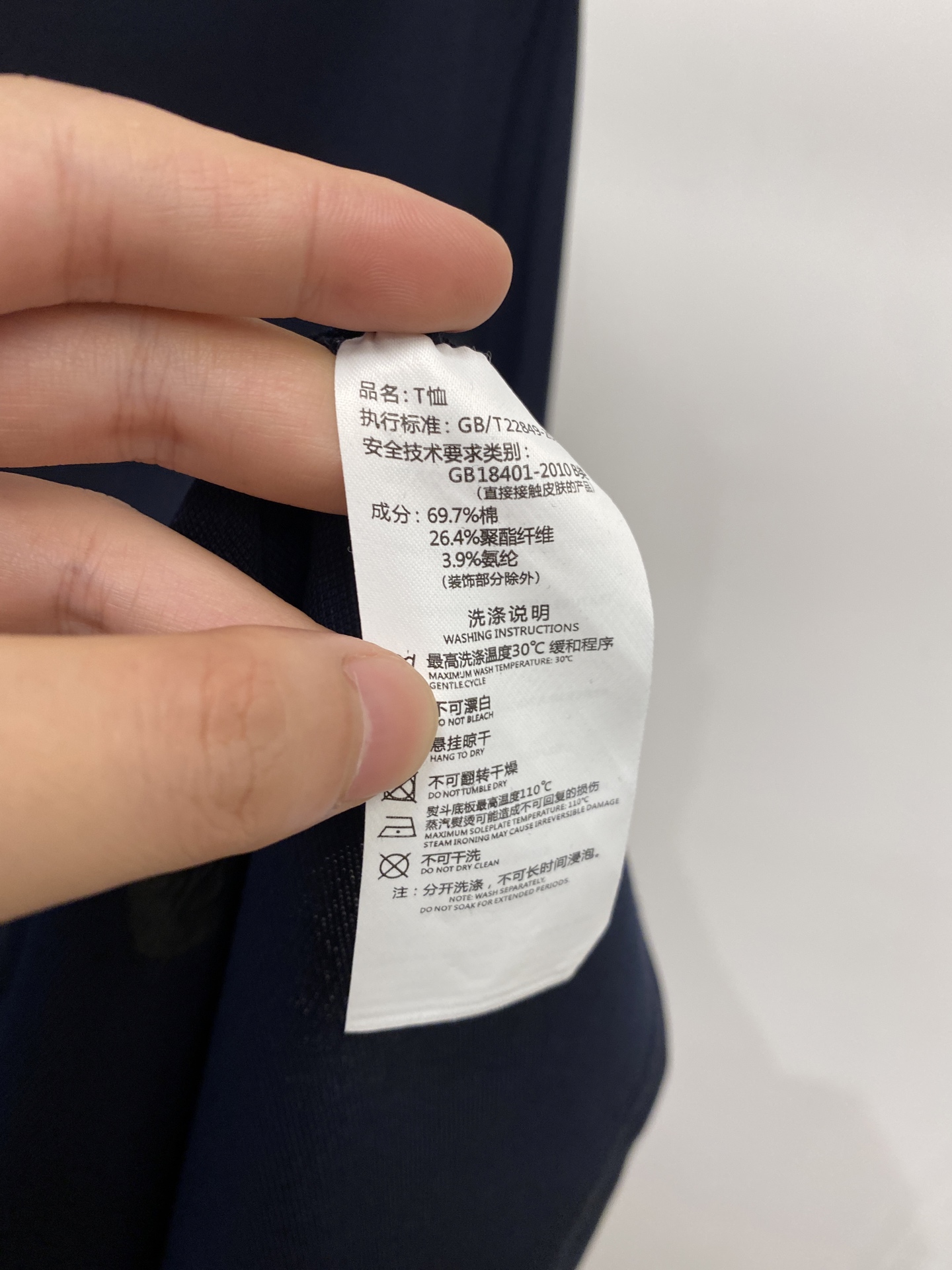 ￼ Loro Piana、2026新品短袖T恤，帅气时尚，胸前精致刺绣字母logo，简约百搭款。面料棉 