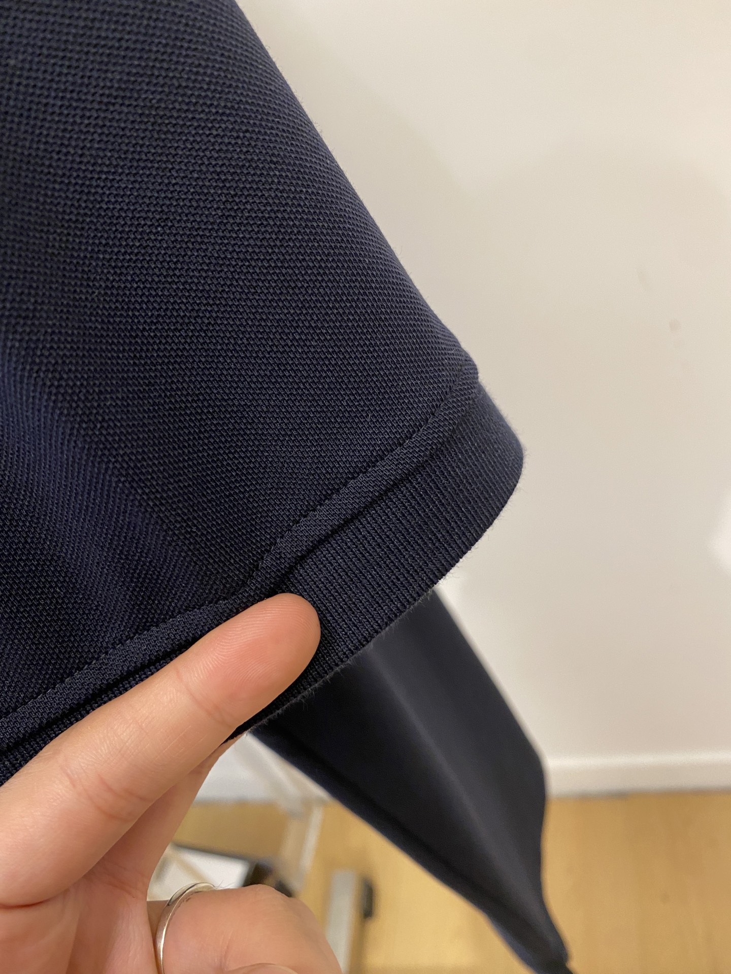 ￼ Loro Piana、2026新品短袖T恤，帅气时尚，胸前精致刺绣字母logo，简约百搭款。面料棉 