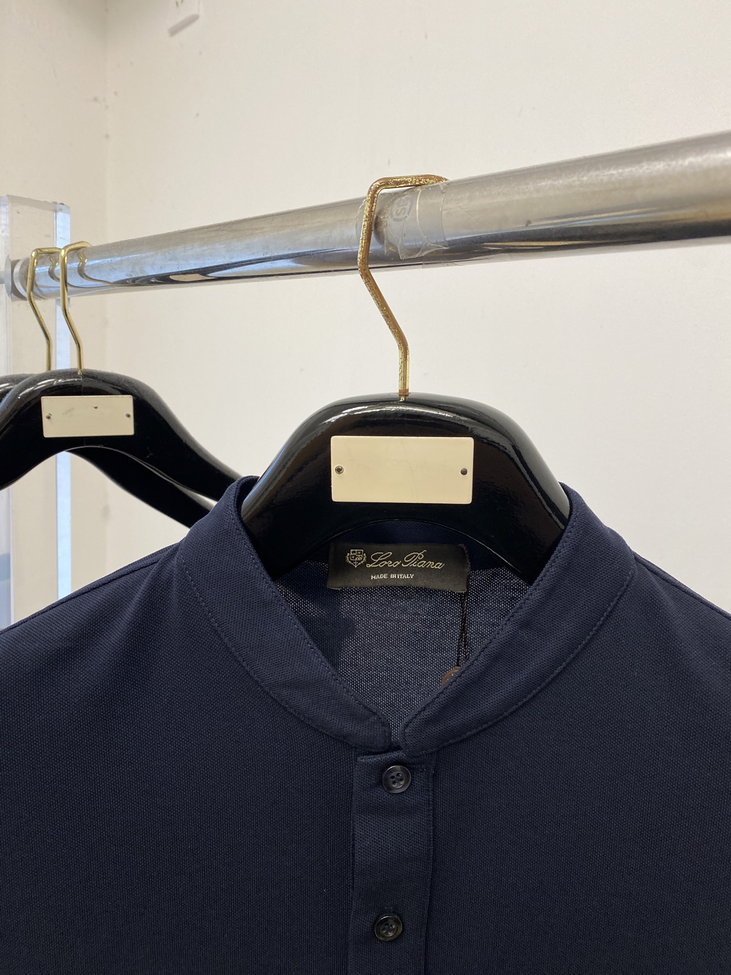￼ Loro Piana、2026新品短袖T恤，帅气时尚，胸前精致刺绣字母logo，简约百搭款。面料棉 