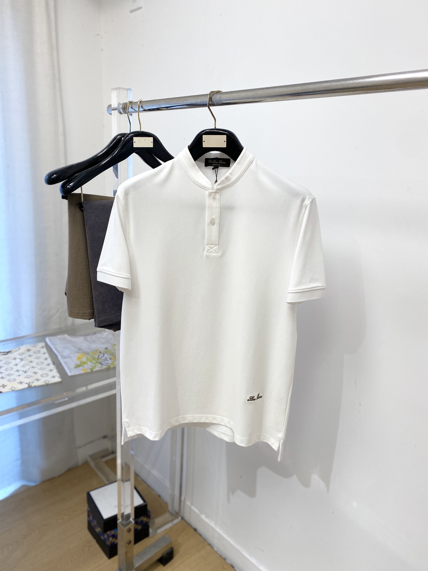 Loro Piana、2026新品短袖T恤，帅气时尚，胸前精致刺绣字母logo，简约百搭款。面料棉 不仅