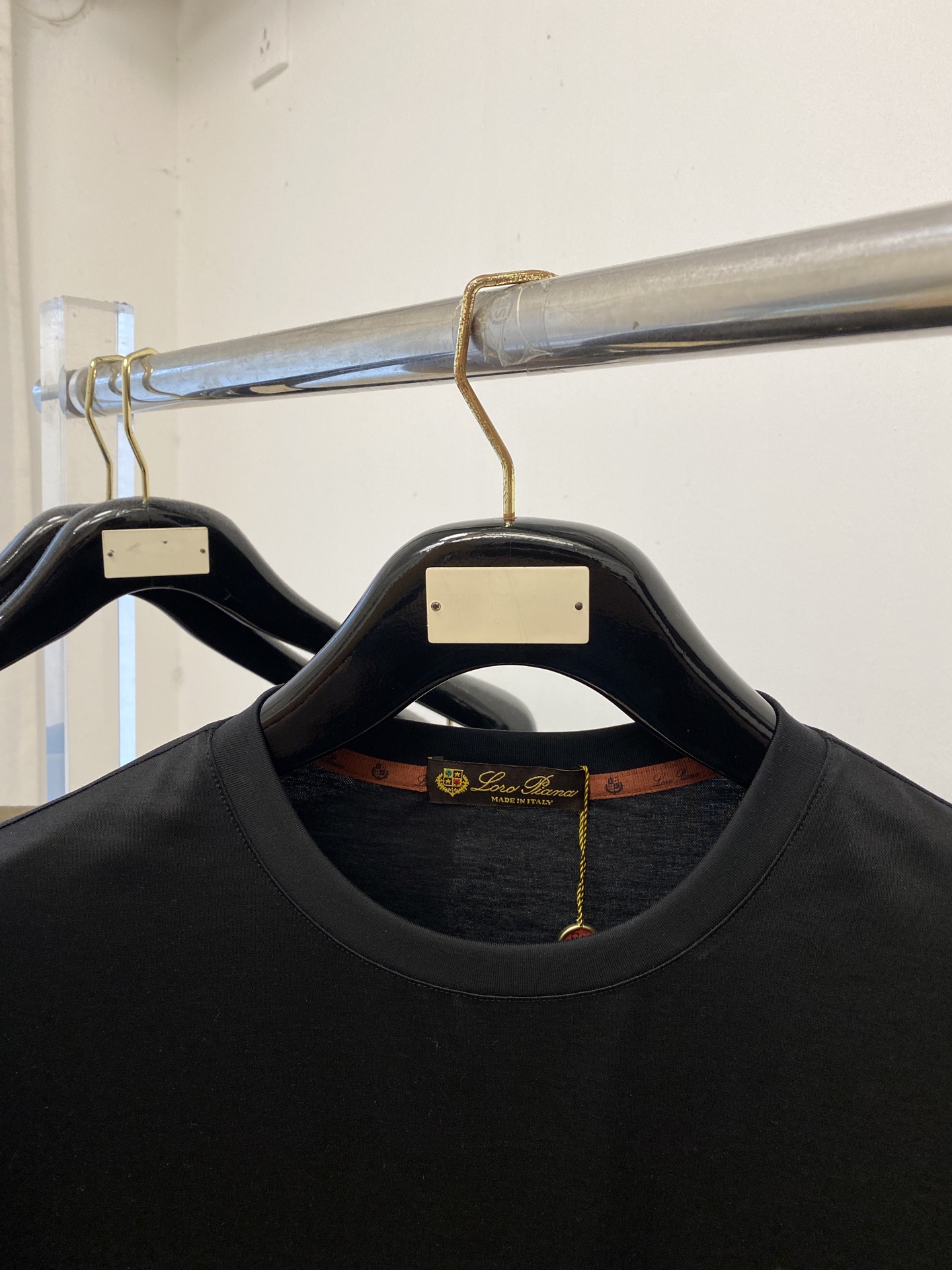 ￼ Loro Piana、2026新品短袖T恤，帅气时尚，胸前精致刺绣图案字母logo，简约百搭款。面料