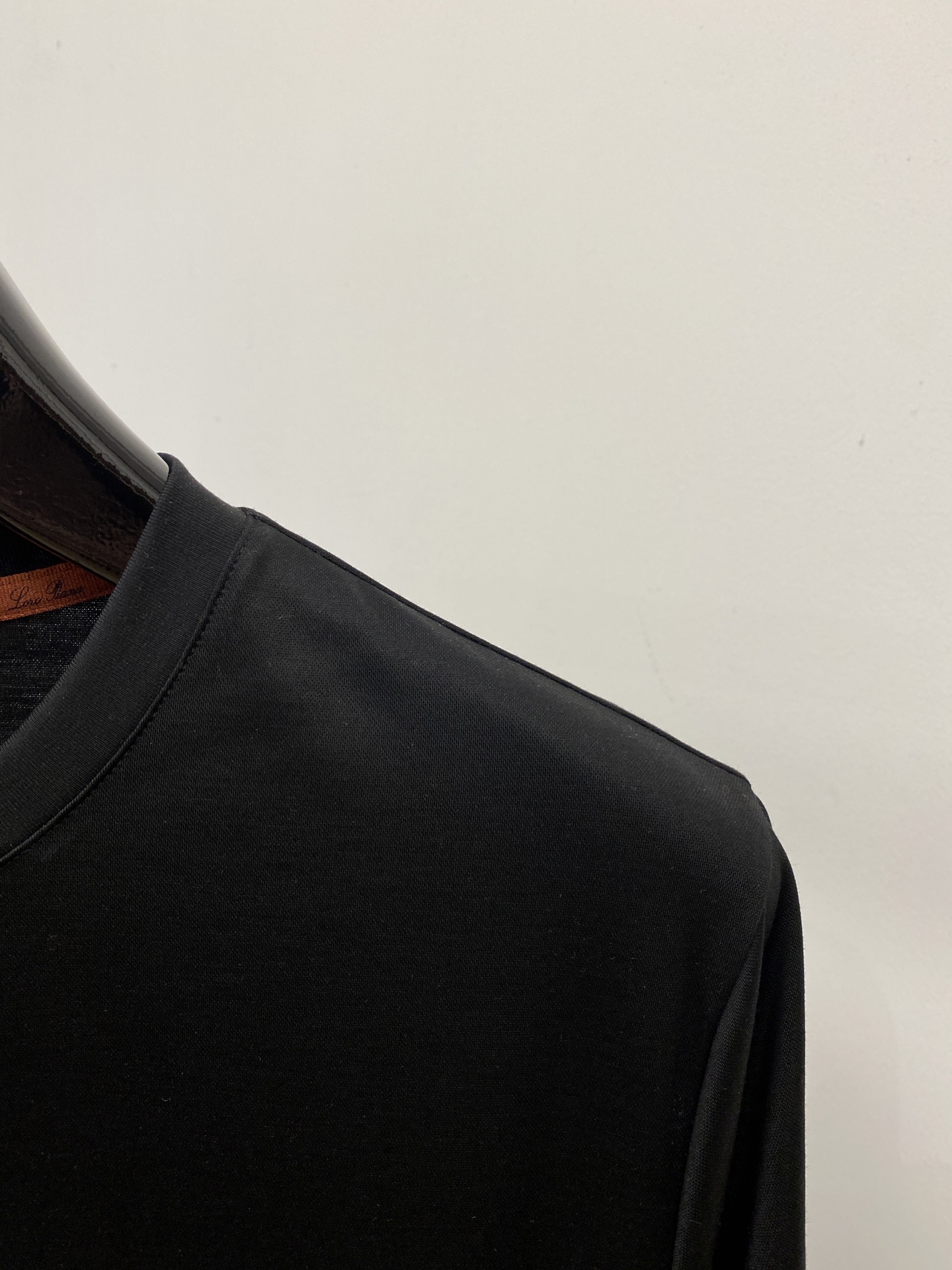 ￼ Loro Piana、2026新品短袖T恤，帅气时尚，胸前精致刺绣图案字母logo，简约百搭款。面料