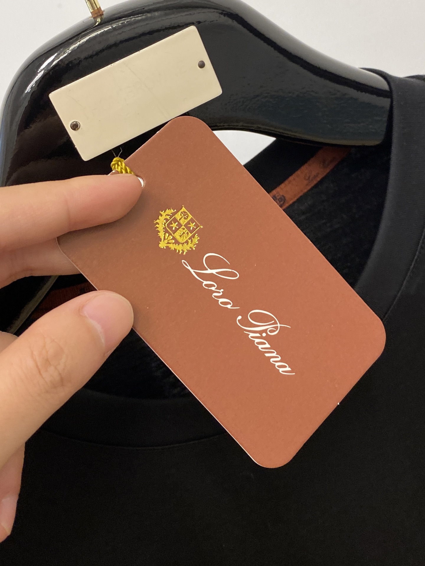 ￼ Loro Piana、2026新品短袖T恤，帅气时尚，胸前精致刺绣图案字母logo，简约百搭款。面料