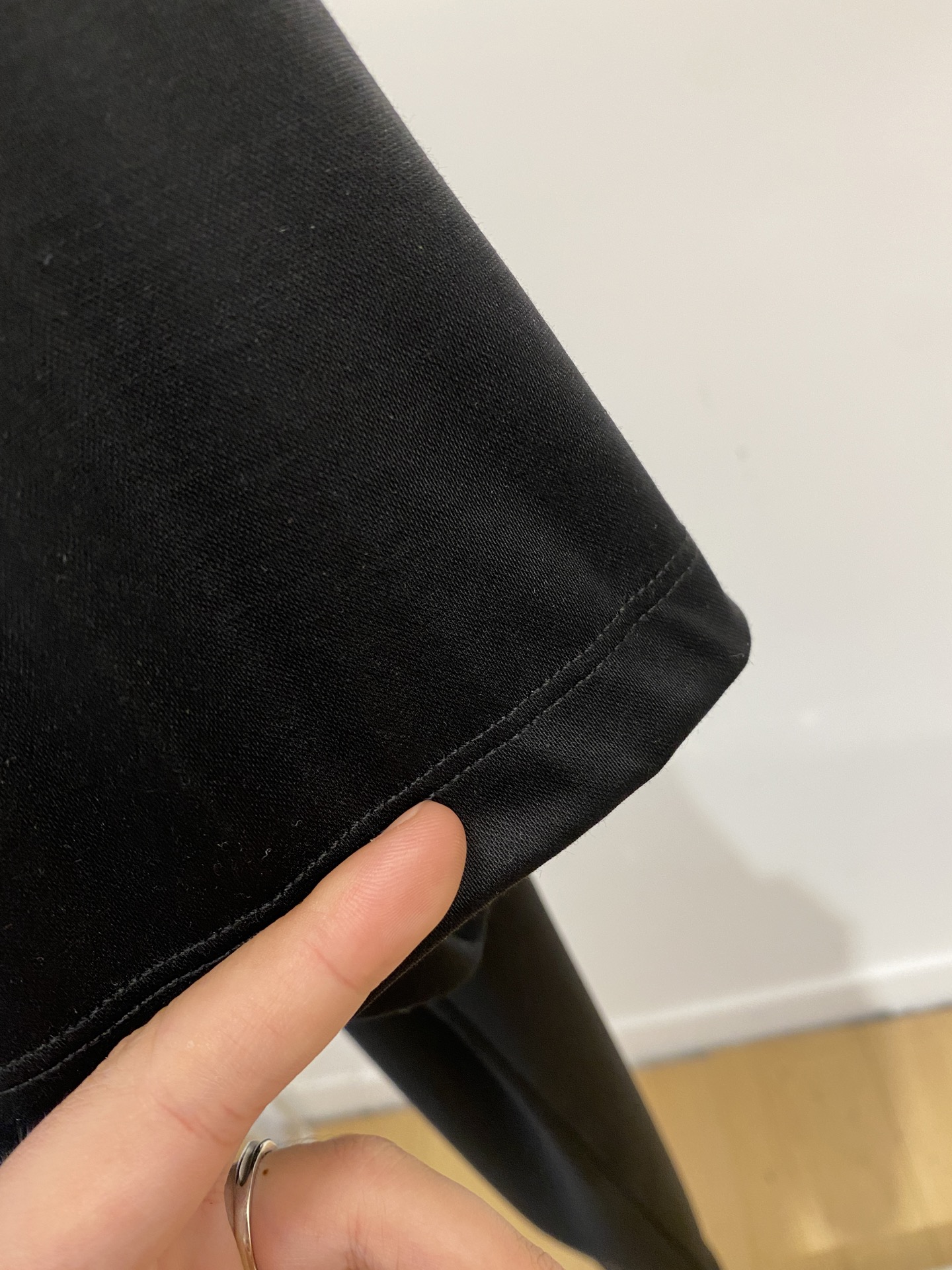 ￼ Loro Piana、2026新品短袖T恤，帅气时尚，胸前精致刺绣图案字母logo，简约百搭款。面料