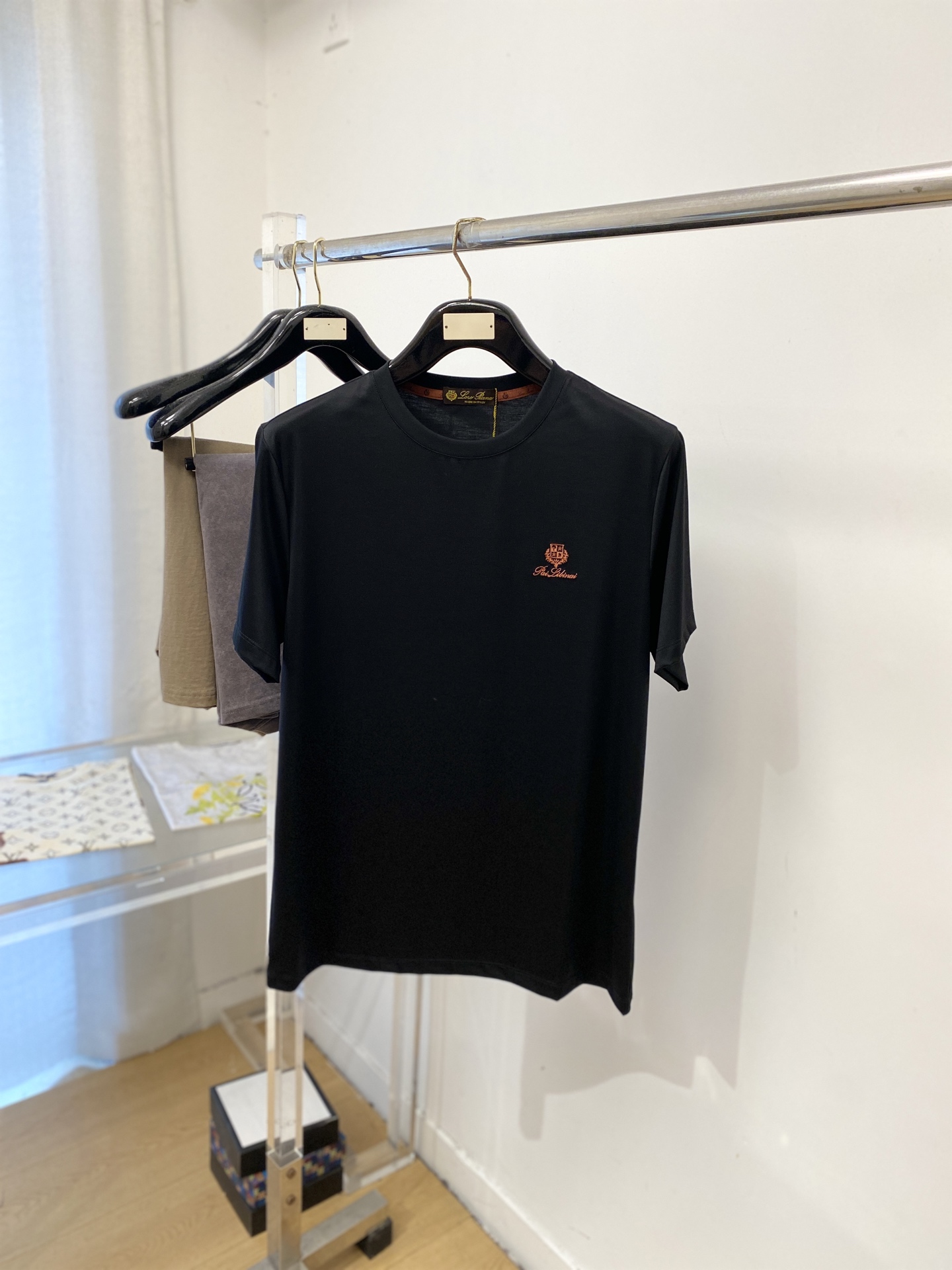 ￼ Loro Piana、2026新品短袖T恤，帅气时尚，胸前精致刺绣图案字母logo，简约百搭款。面料