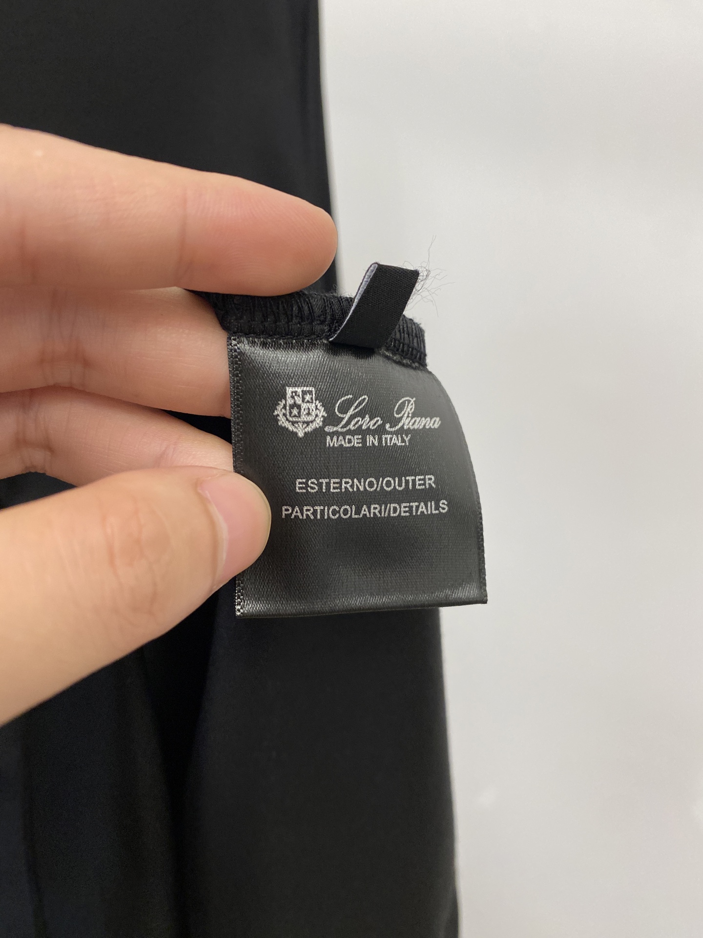 ￼ Loro Piana、2026新品短袖T恤，帅气时尚，胸前精致刺绣图案字母logo，简约百搭款。面料