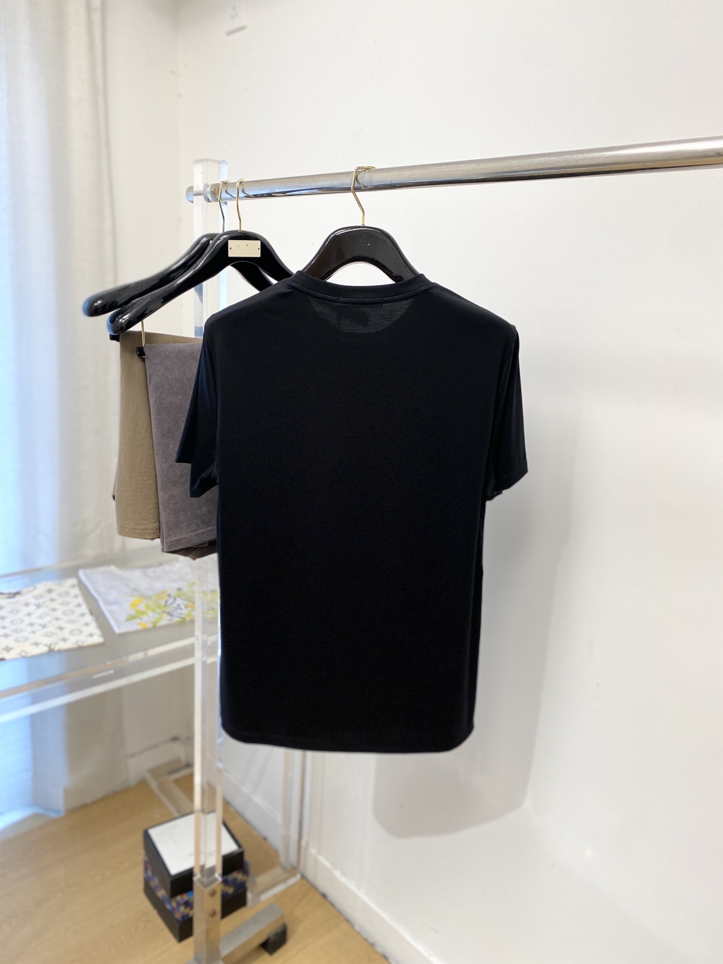 ￼ Loro Piana、2026新品短袖T恤，帅气时尚，胸前精致刺绣图案字母logo，简约百搭款。面料