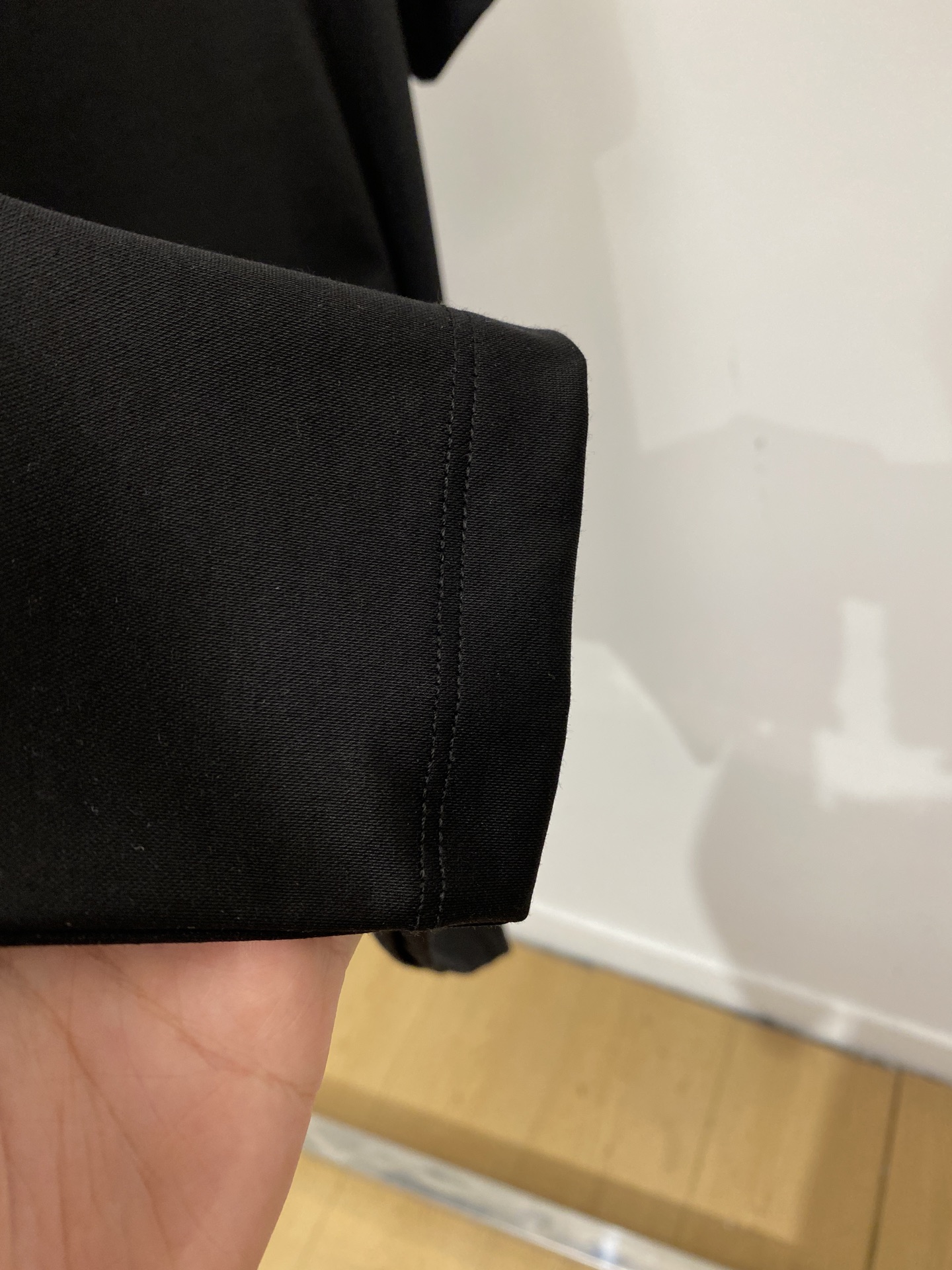 ￼ Loro Piana、2026新品短袖T恤，帅气时尚，胸前精致刺绣图案字母logo，简约百搭款。面料