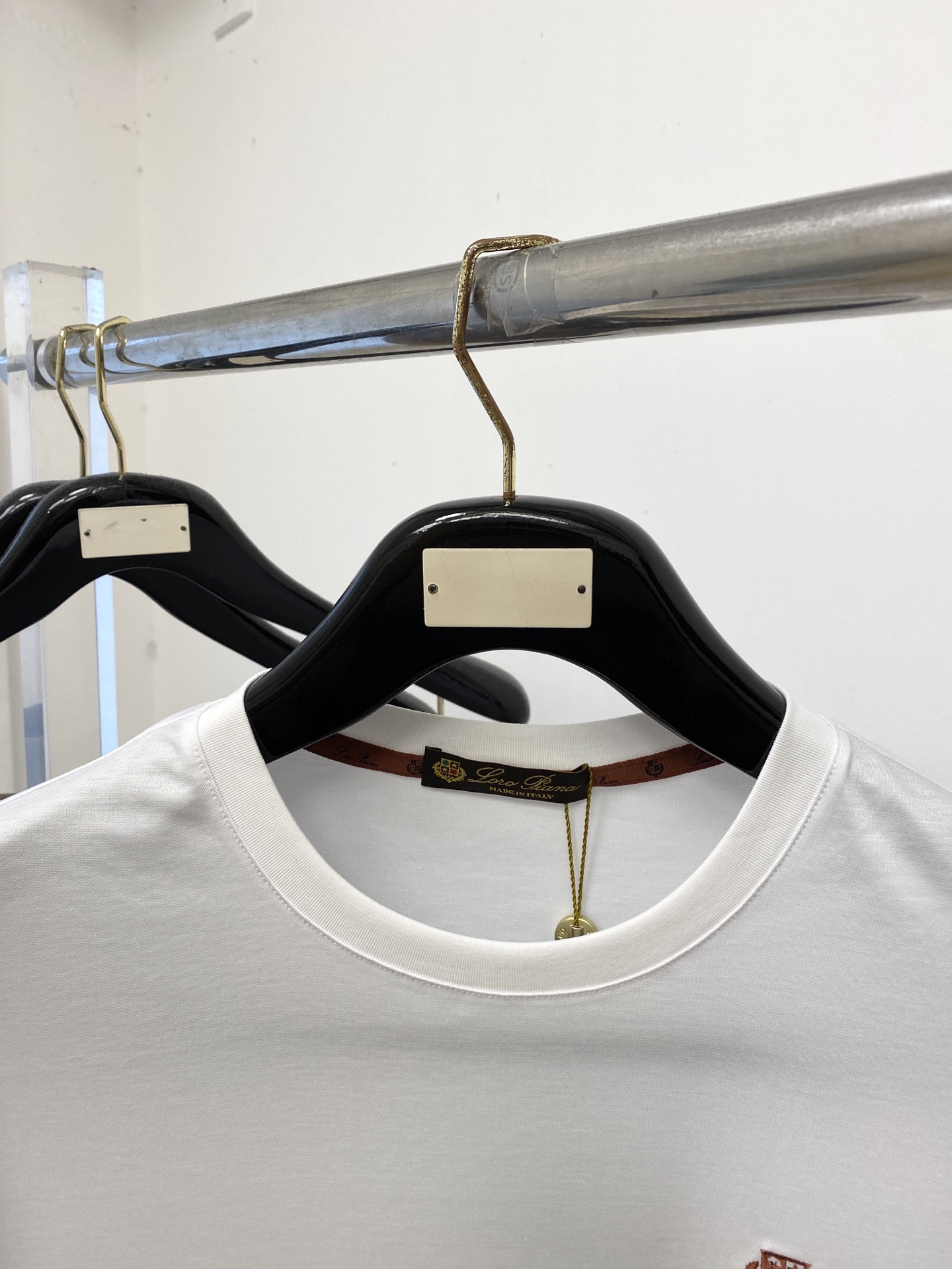 Loro Piana、2026新品短袖T恤，帅气时尚，胸前精致刺绣图案字母logo，简约百搭款。面料棉 
