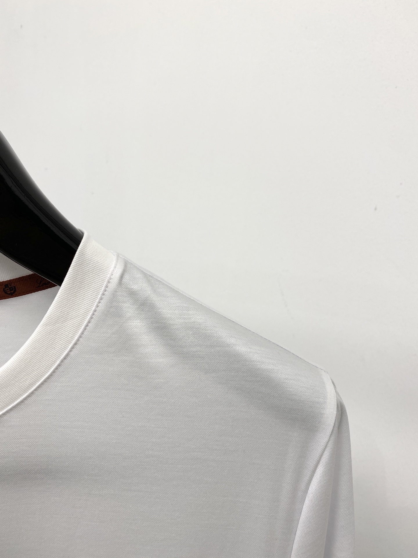 Loro Piana、2026新品短袖T恤，帅气时尚，胸前精致刺绣图案字母logo，简约百搭款。面料棉 