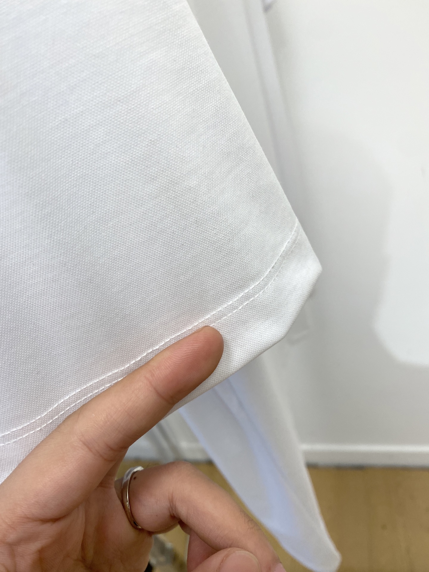 Loro Piana、2026新品短袖T恤，帅气时尚，胸前精致刺绣图案字母logo，简约百搭款。面料棉 