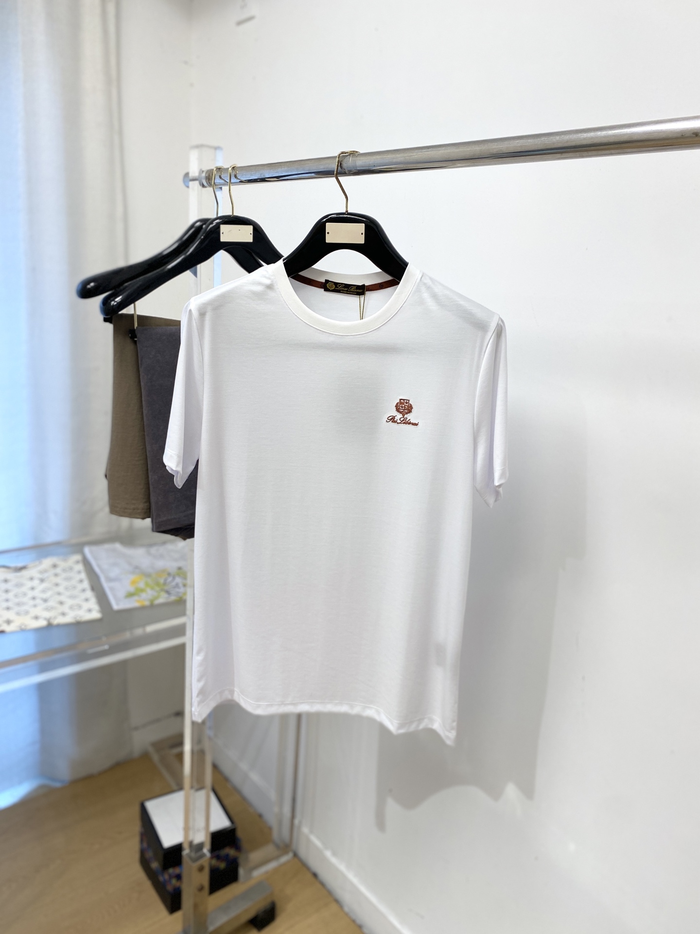 Loro Piana、2026新品短袖T恤，帅气时尚，胸前精致刺绣图案字母logo，简约百搭款。面料棉 