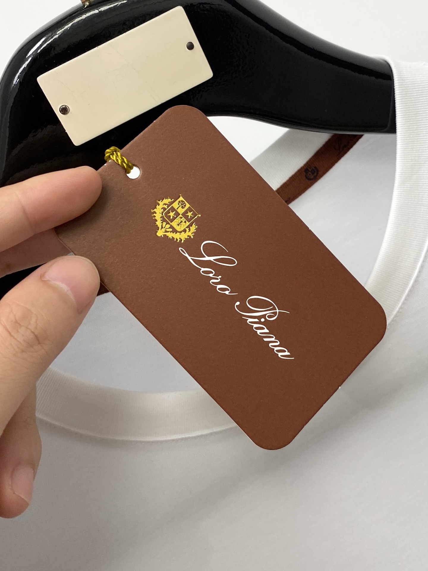 Loro Piana、2026新品短袖T恤，帅气时尚，胸前精致刺绣图案字母logo，简约百搭款。面料棉 
