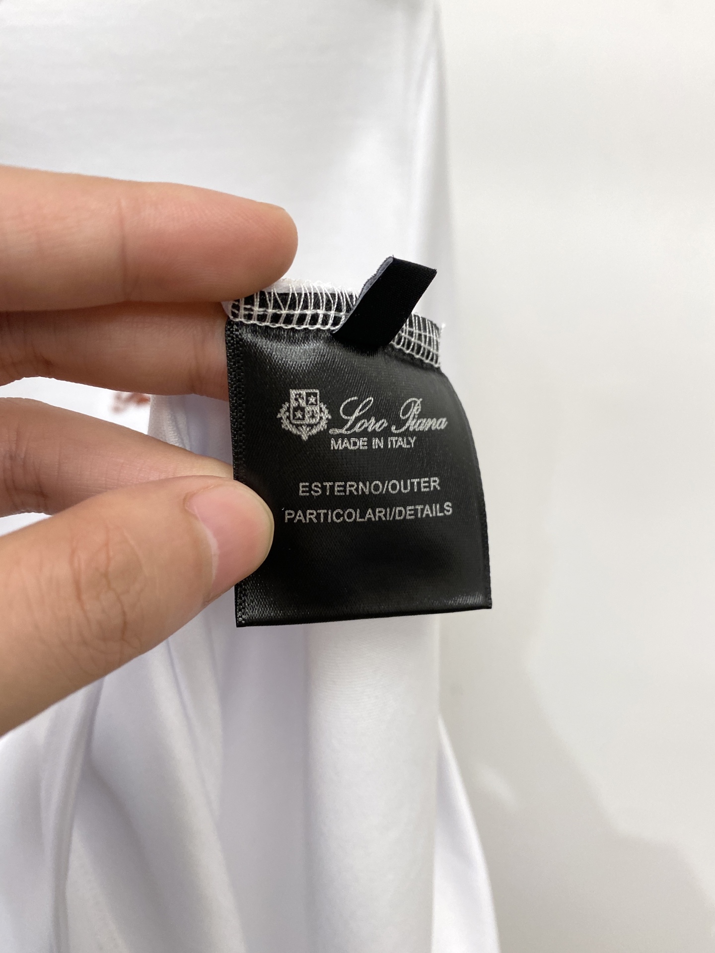Loro Piana、2026新品短袖T恤，帅气时尚，胸前精致刺绣图案字母logo，简约百搭款。面料棉 