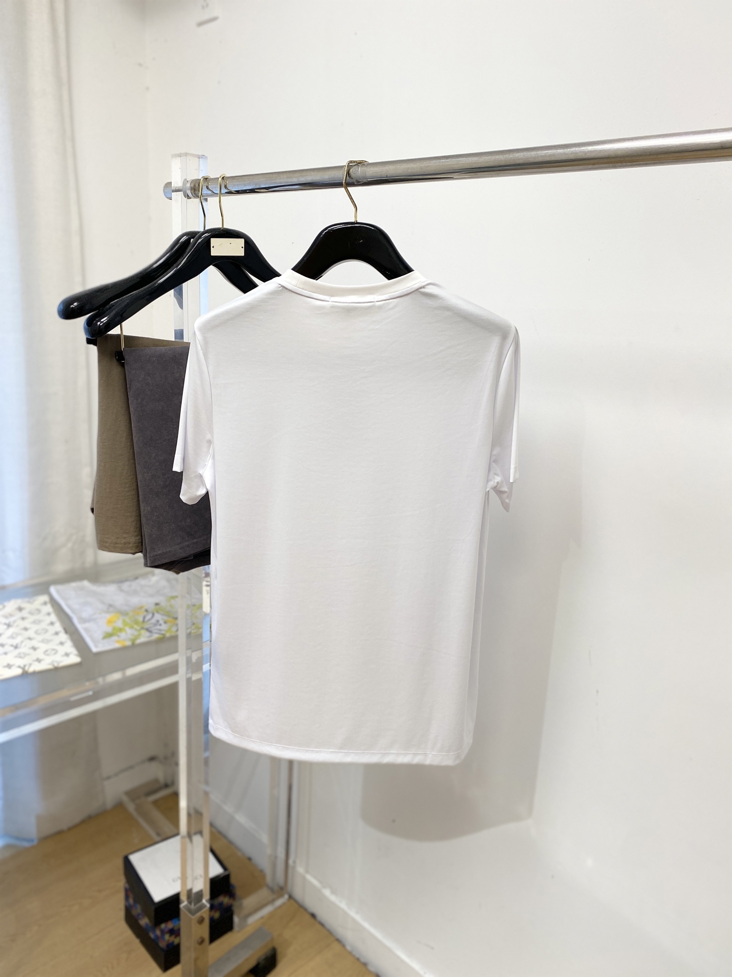 Loro Piana、2026新品短袖T恤，帅气时尚，胸前精致刺绣图案字母logo，简约百搭款。面料棉 