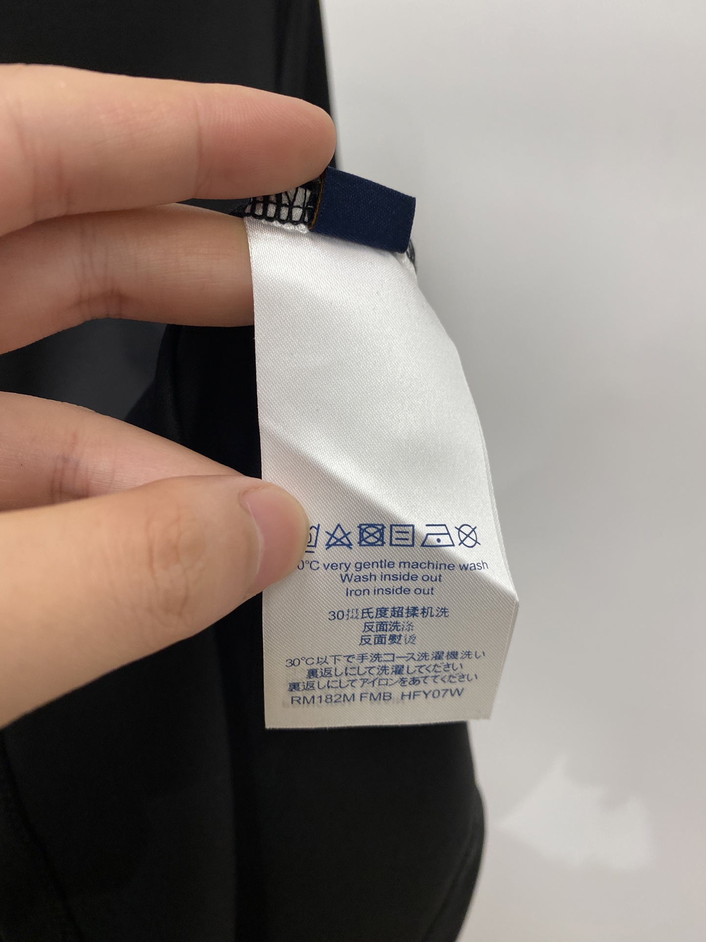 路易威登、2026新品短袖T恤，帅气时尚，胸口设计凹凸字母logo，简约百搭款。面料棉 不仅挺括，保持潮
