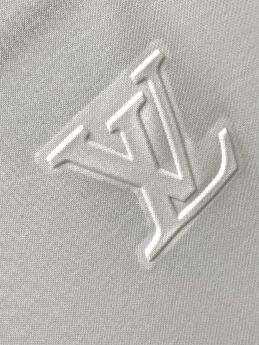 路易威登、2026新品短袖T恤，帅气时尚，胸口设计凹凸字母logo，简约百搭款。面料棉 不仅挺括，保持潮