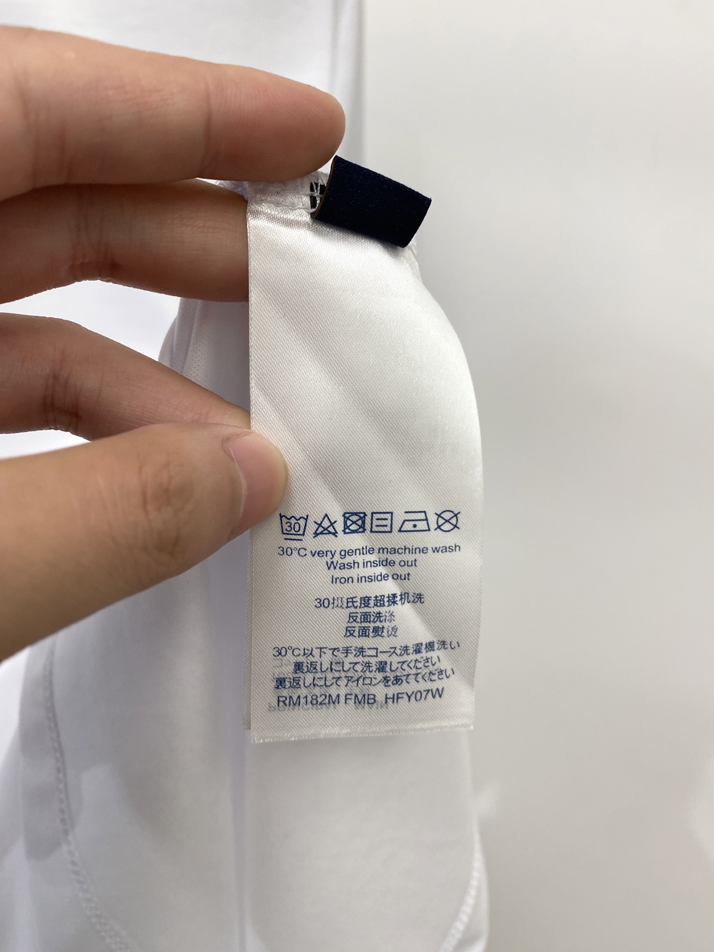 路易威登、2026新品短袖T恤，帅气时尚，胸口设计凹凸字母logo，简约百搭款。面料棉 不仅挺括，保持潮